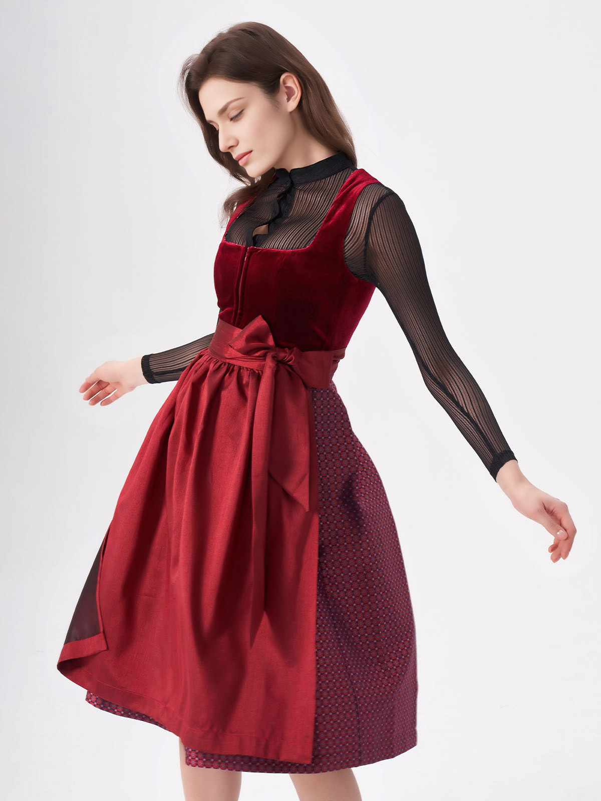 Rotes Dirndl mit eleganter Bluse