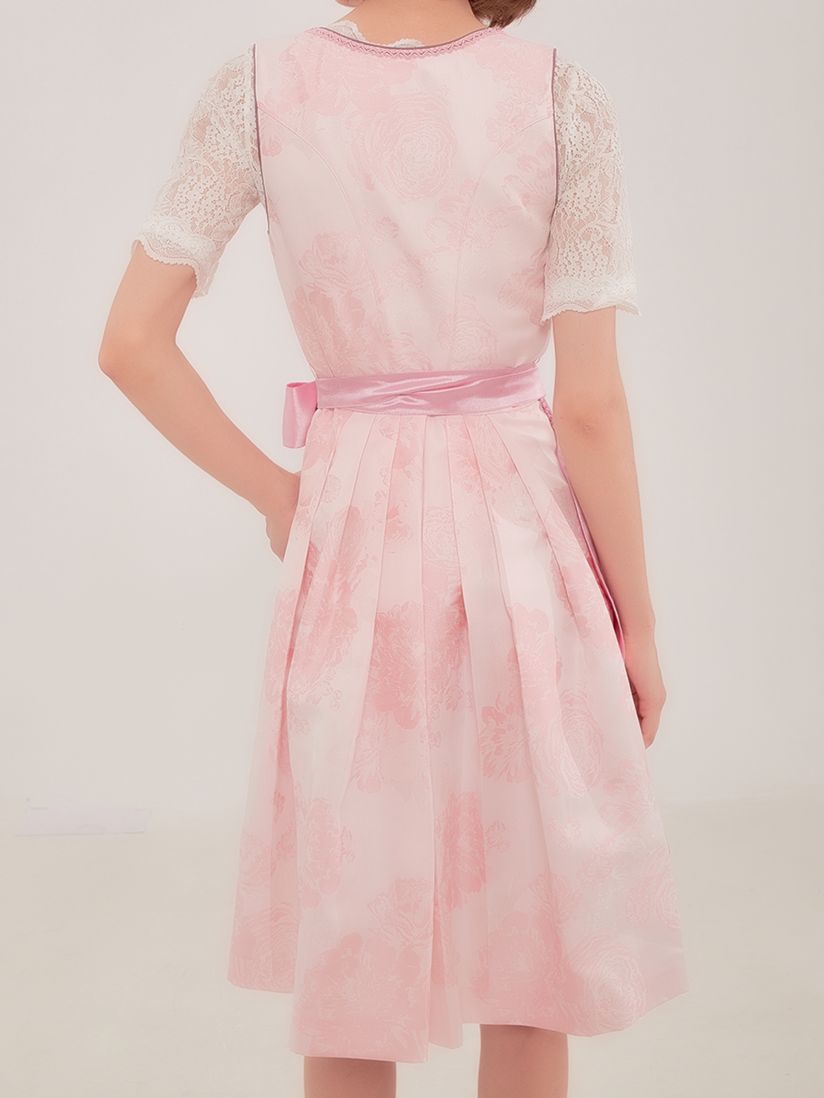 Dirndl in Blau mit traditionellem Schnitt