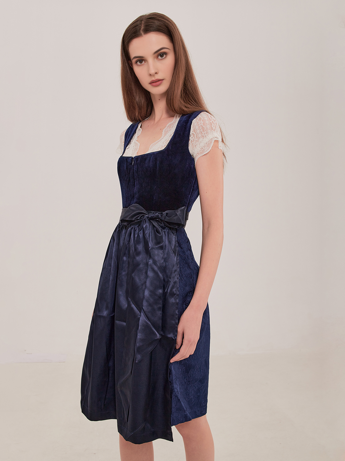 Modernes blaues Dirndl mit floralen Details