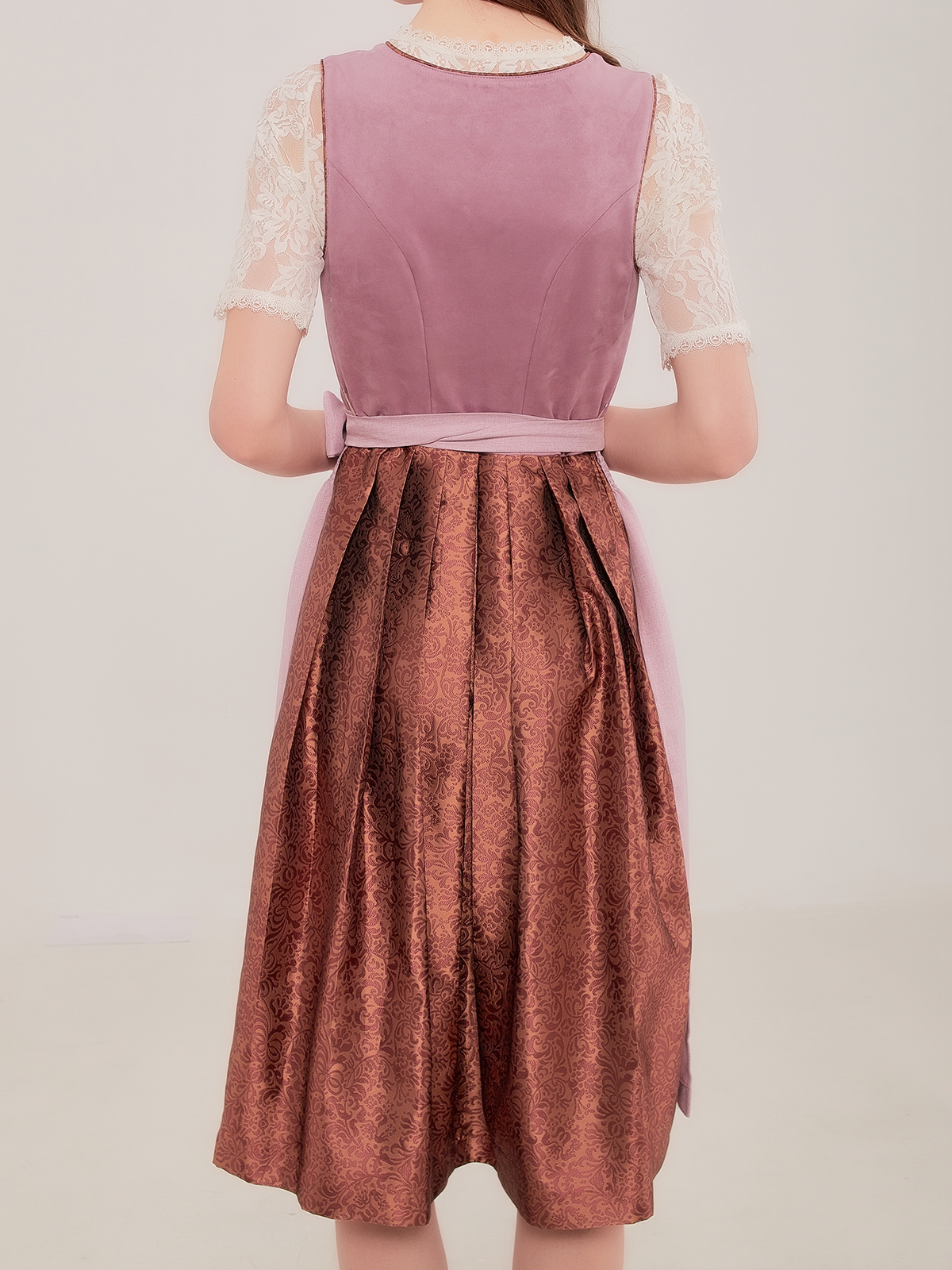 Modernes Dirndl in Lila mit hochgeschlossener Bluse