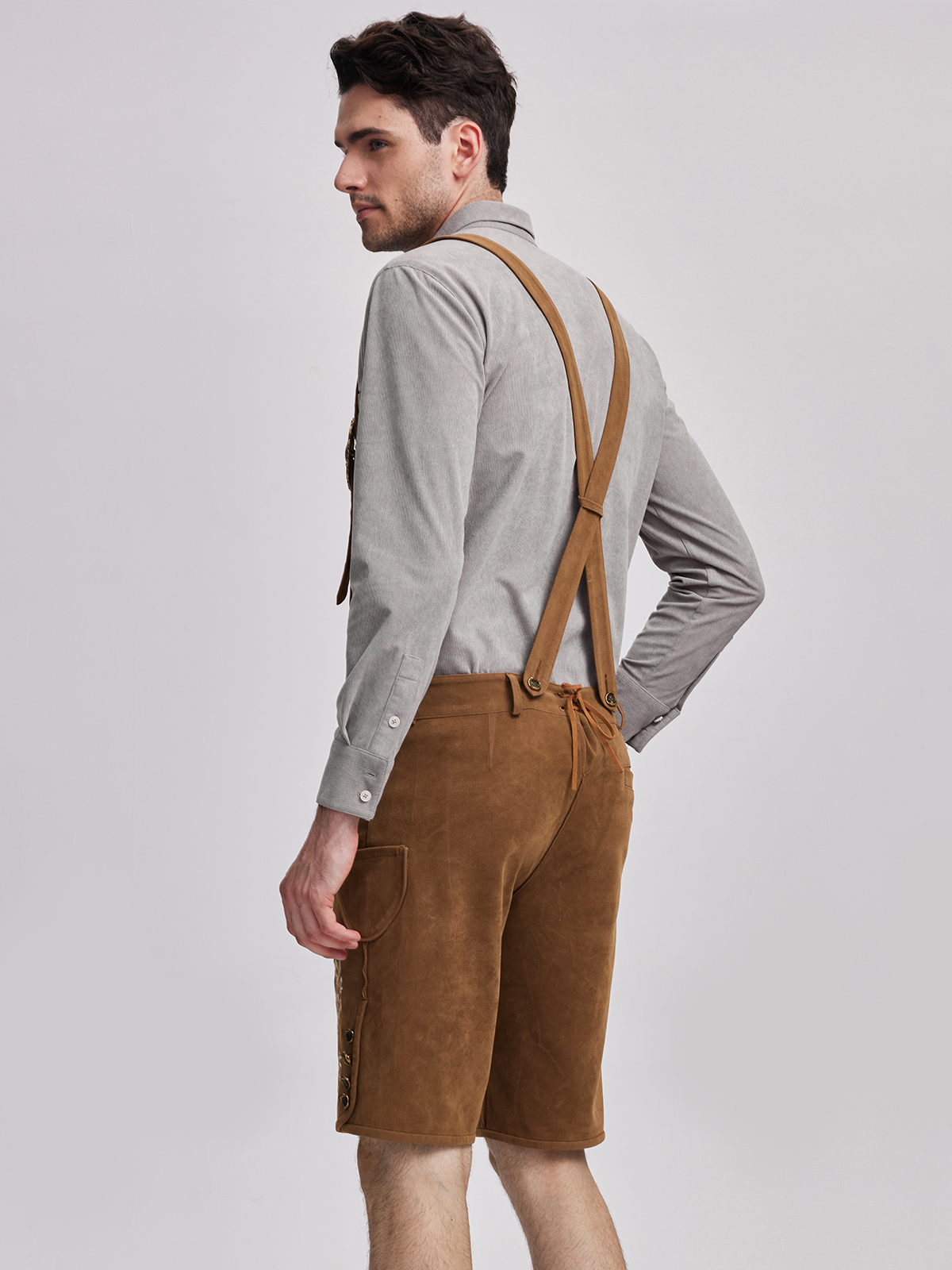 Ein modernes Dirndl in Braun mit feinen Stickereien