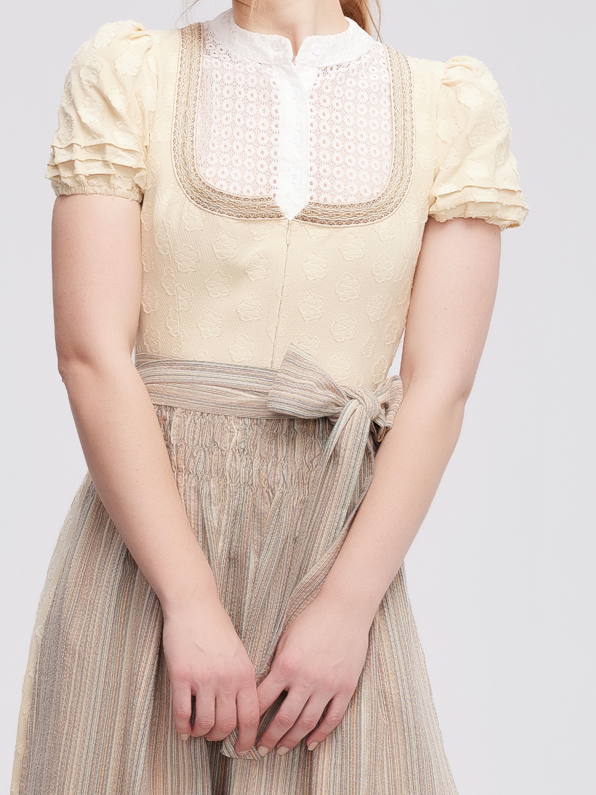 Ein gelbes Dirndl mit floralen Details