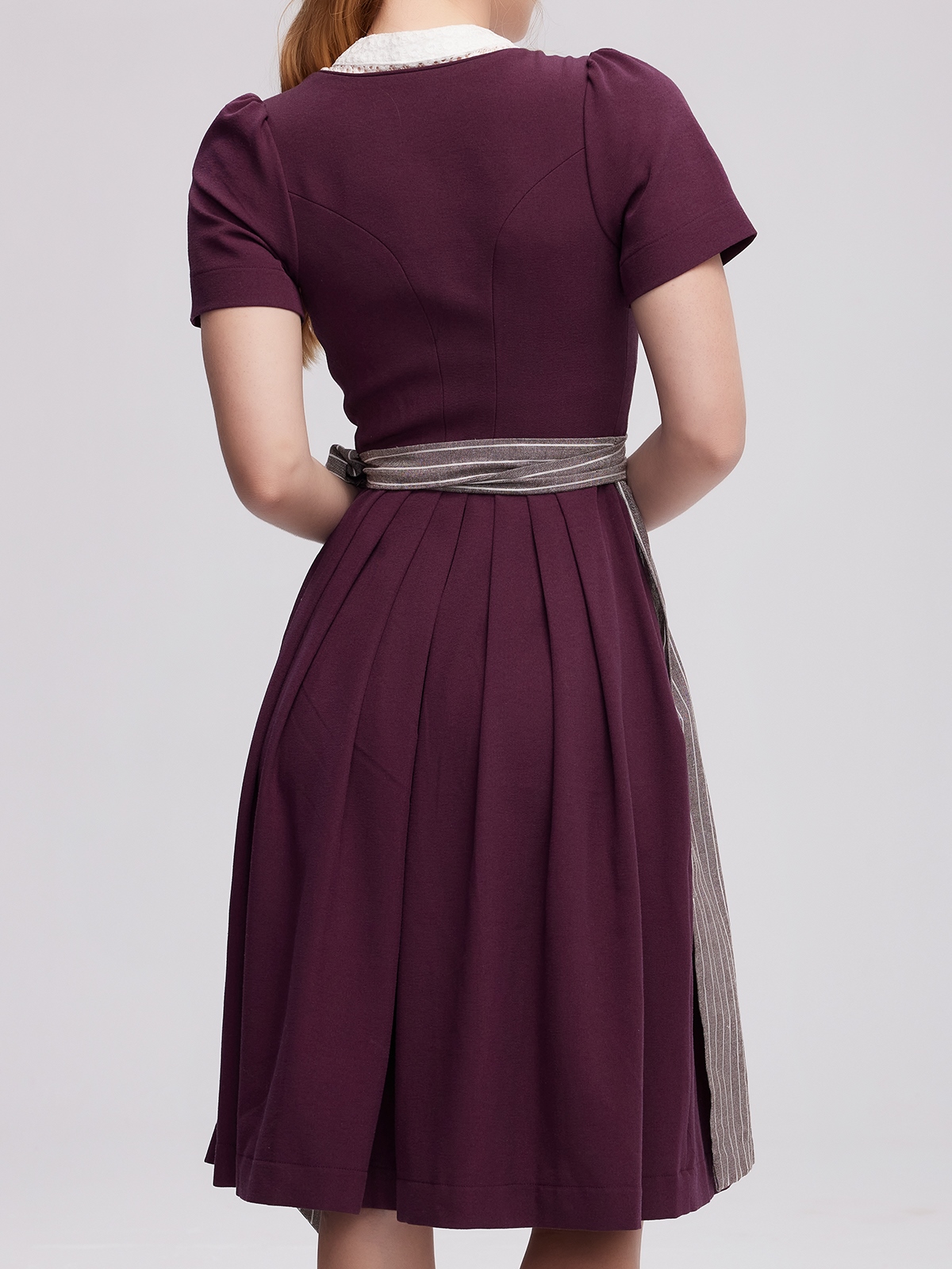 Blaues Samt Dirndl mit Spitzenbesatz