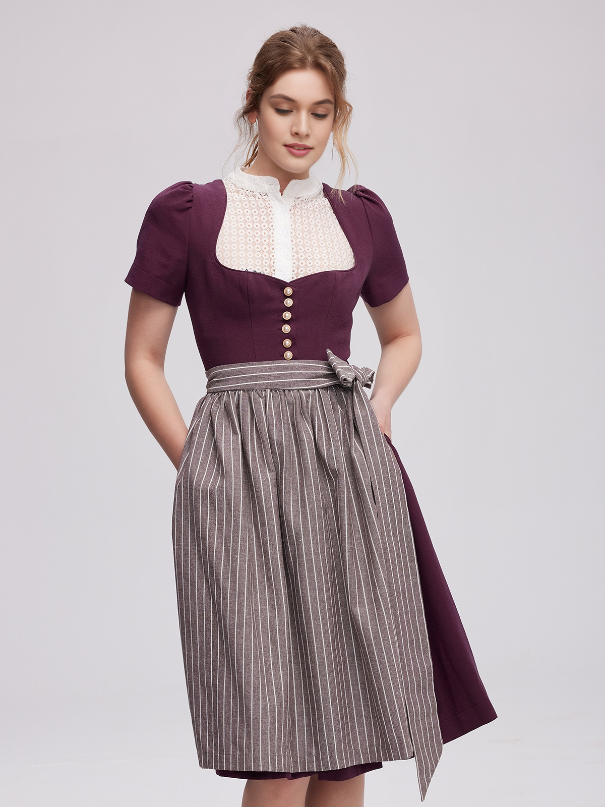 Hochwertiges lila Samt Dirndl mit Spitzenbesatz