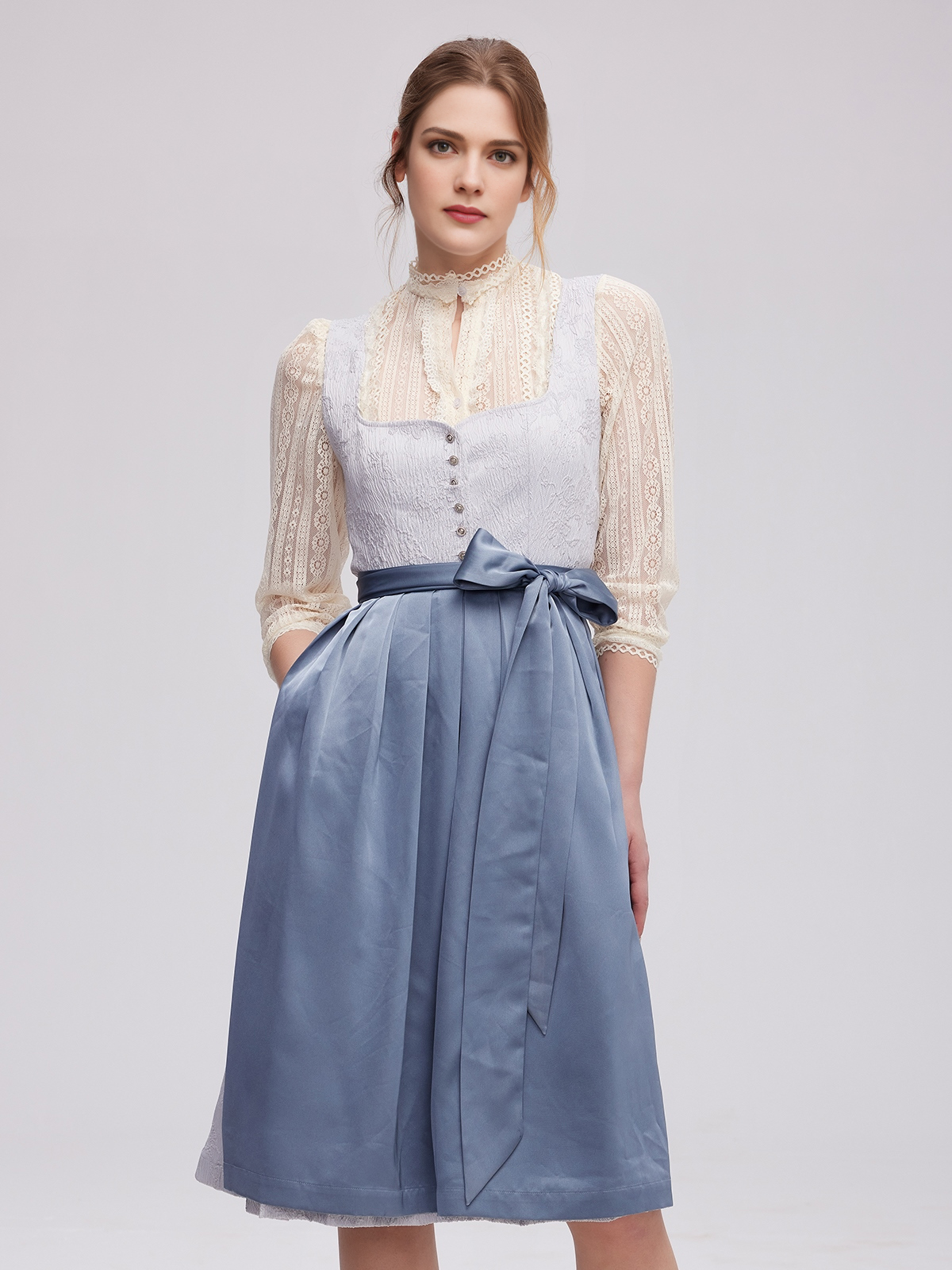 Dirndl mit großem Ausschnitt in Blau