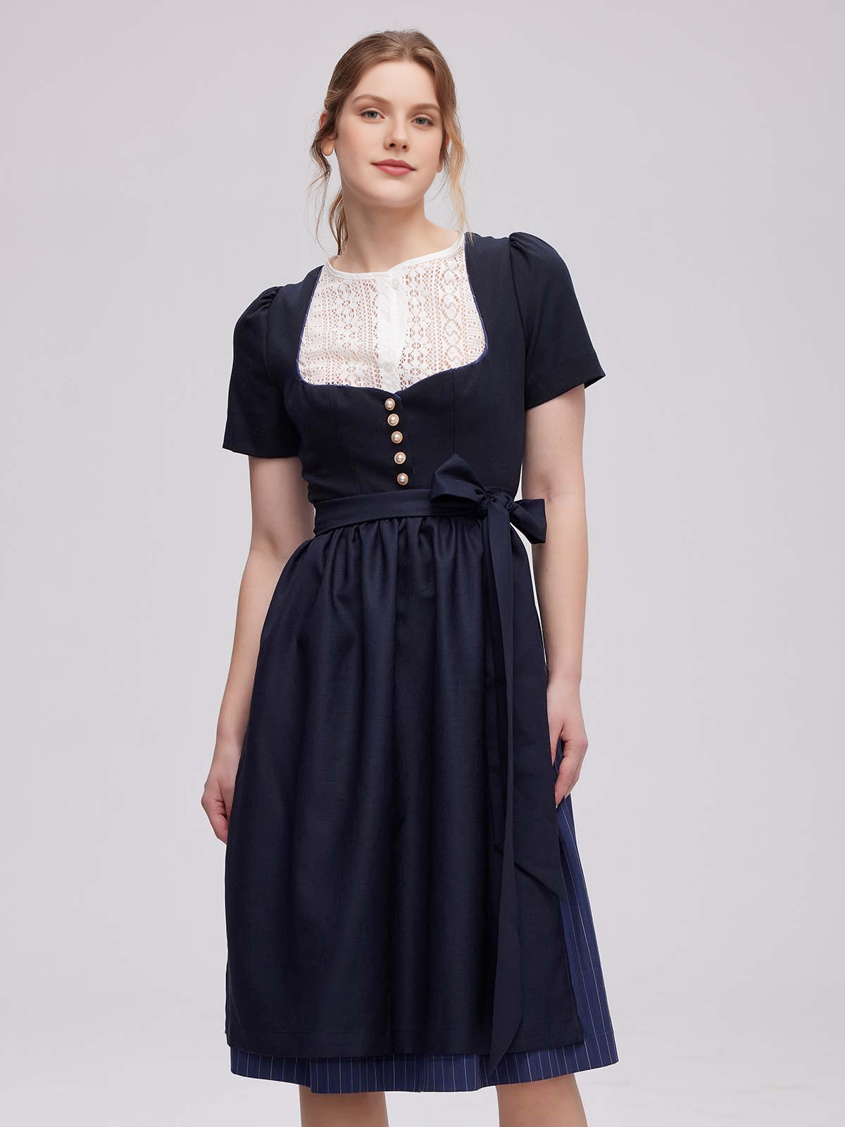 Dunkelblaues Samt Dirndl mit floraler Stickerei