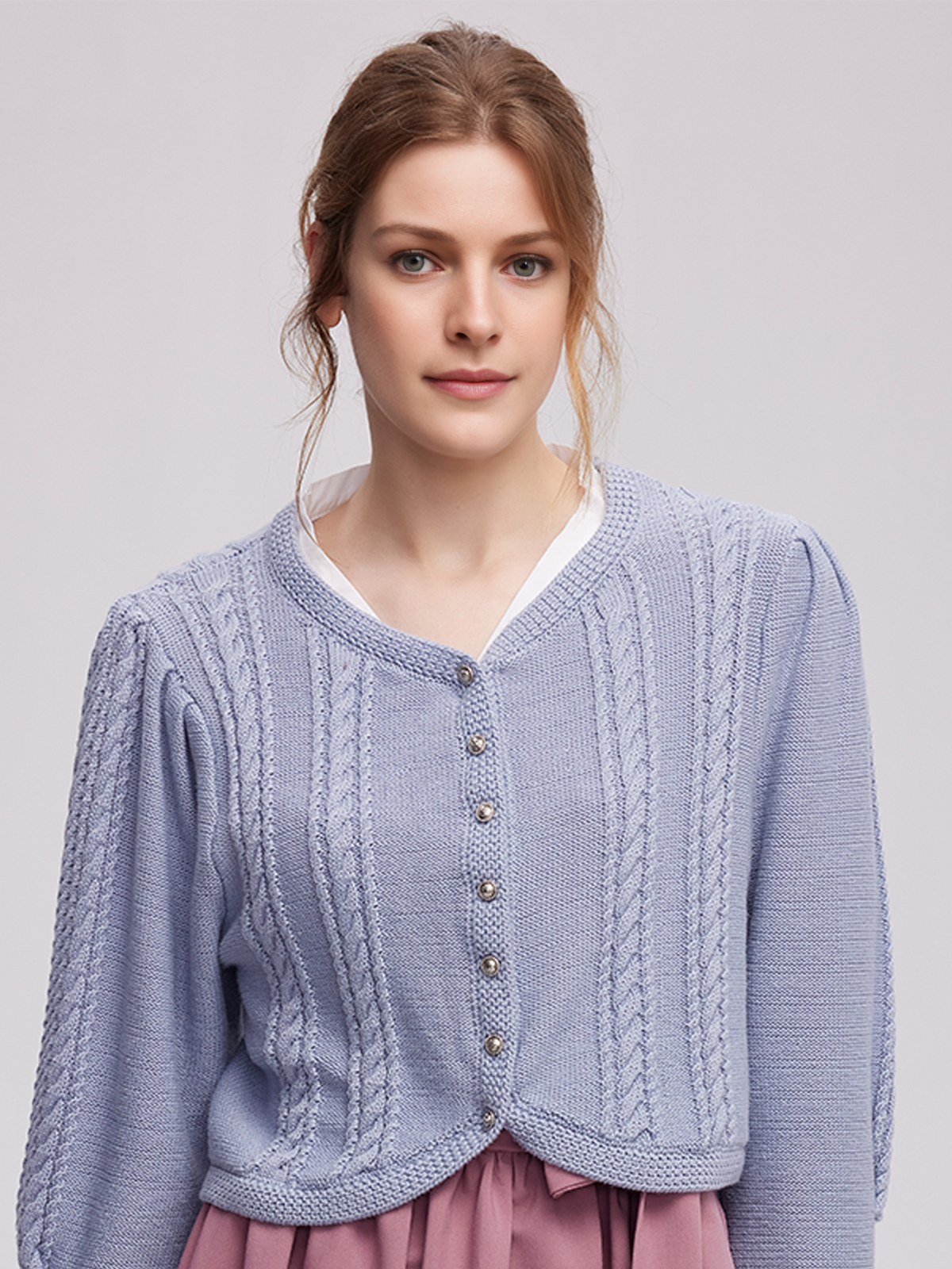 Modernes Dirndl in Blau mit floralen Akzenten