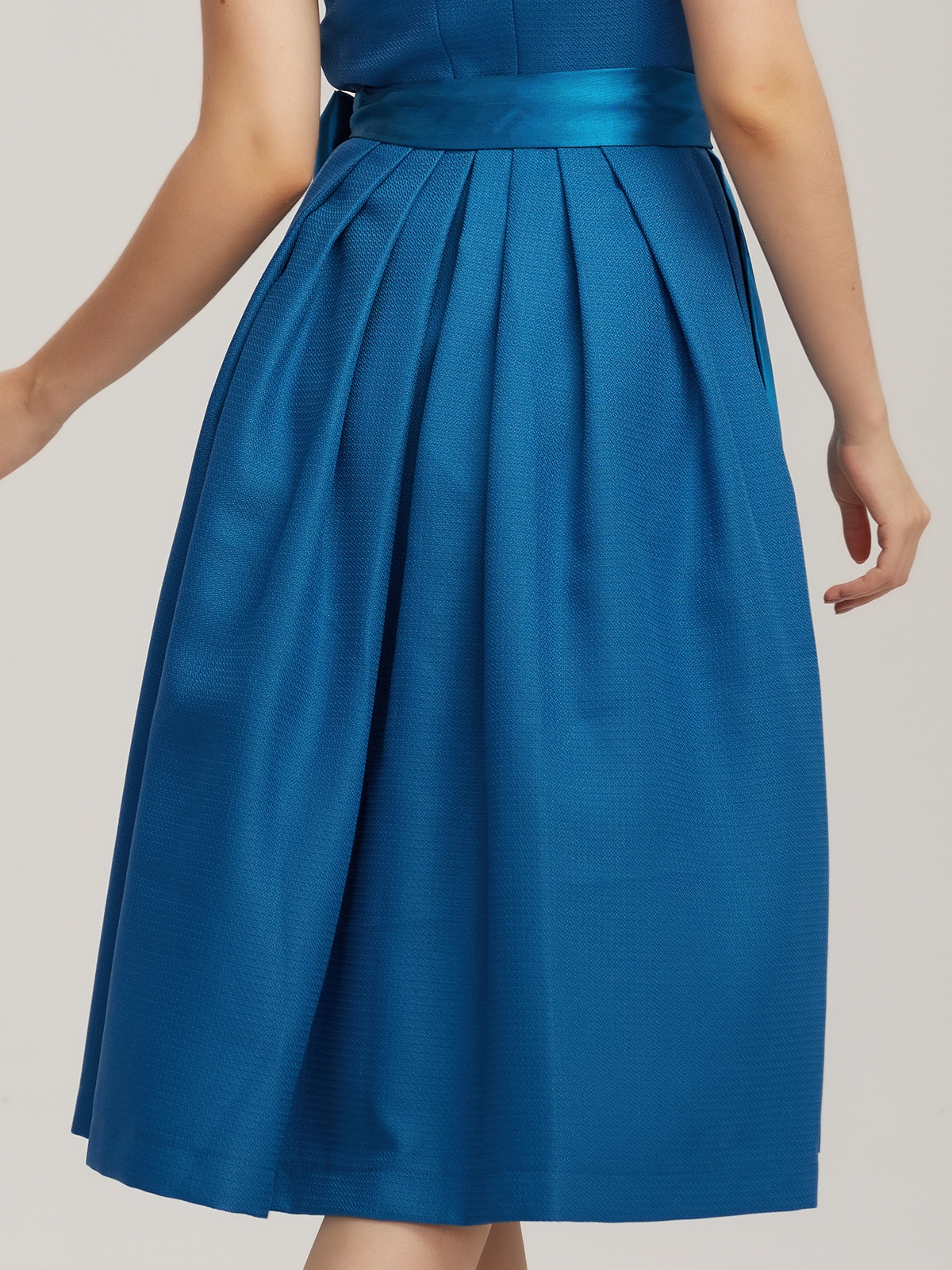 Dirndl in samtigem Blau – ähnlich wie orange samt ein Hingucker