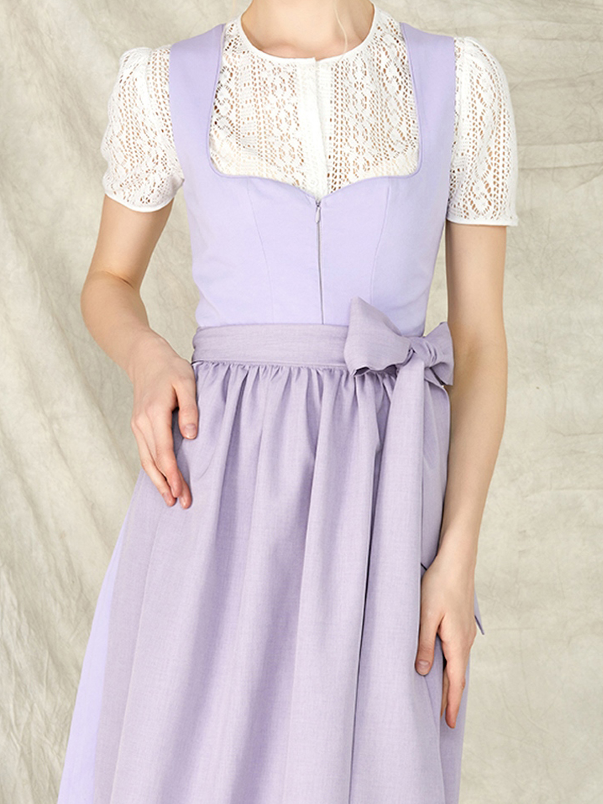 Modernes Dirndl in Lila – feminin und stilvoll