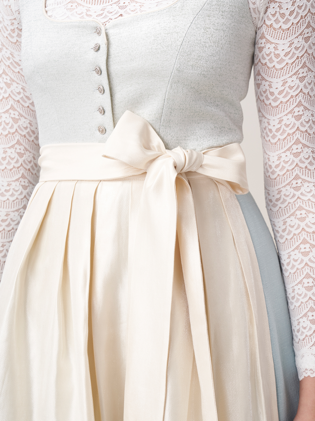 Dirndl in grünem Samt – ein Blickfang für jeden Anlass