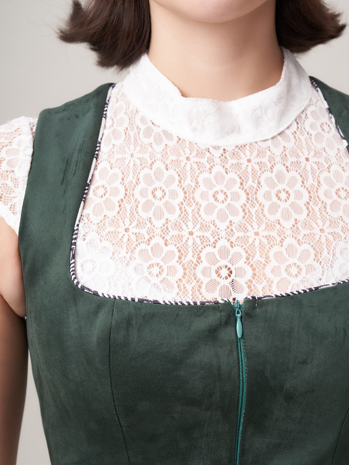 Traditionelles grünes Dirndl mit floralen Details