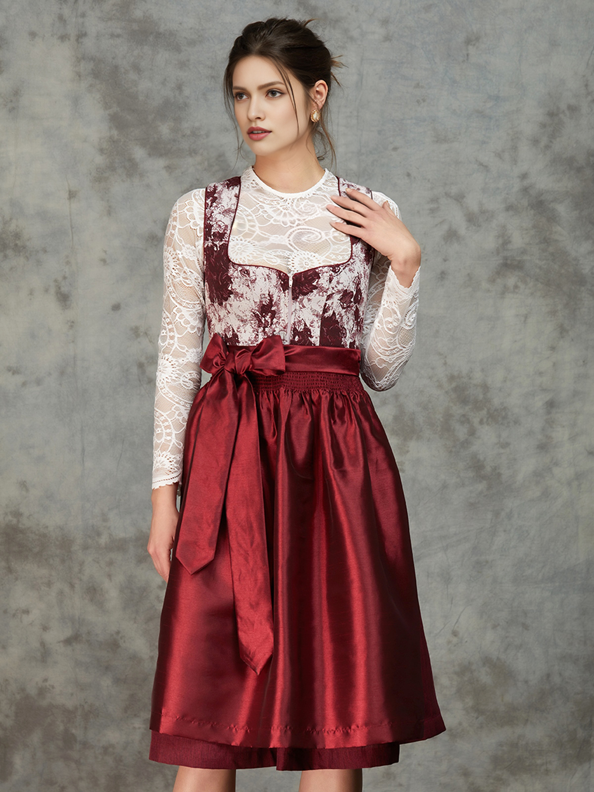 Modernes Dirndl in Rot
