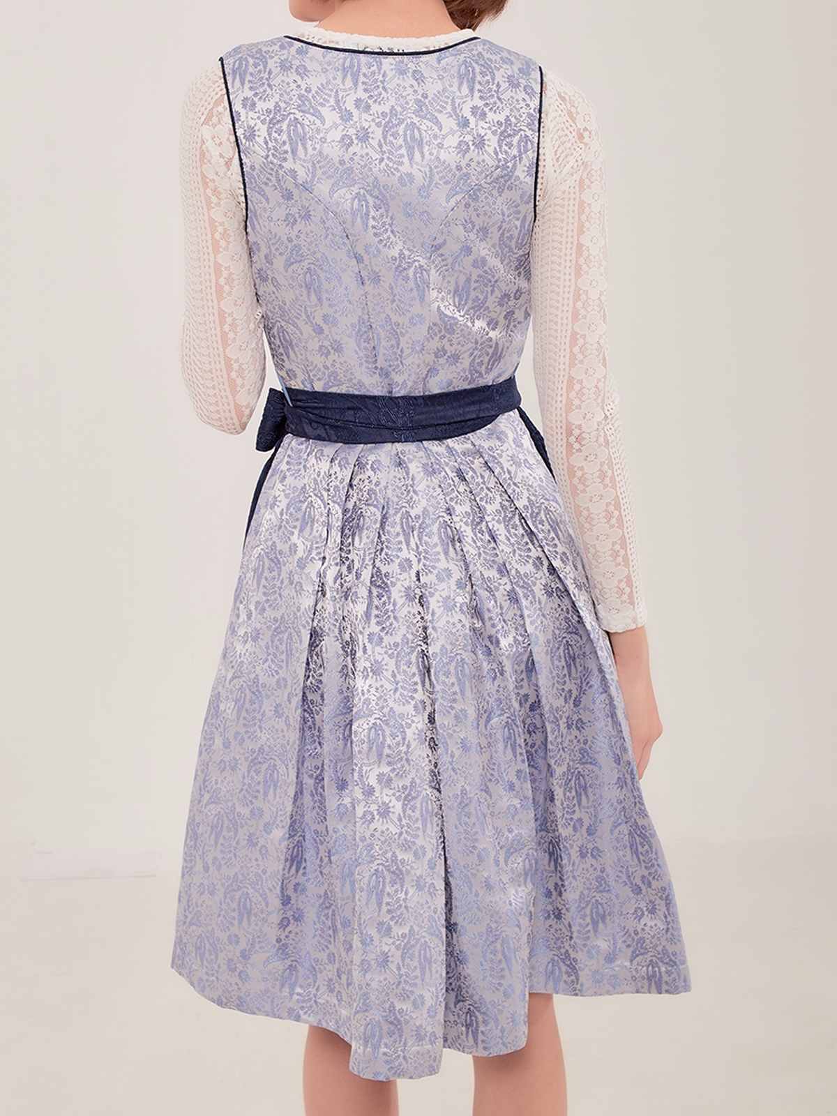 Elegantes Haken Dirndl in Blau