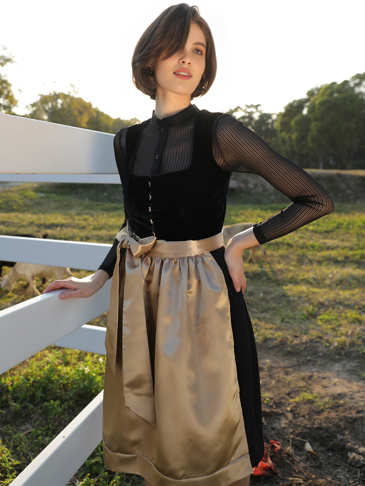 Dirndlbluse Oliv in eleganter Ausführung