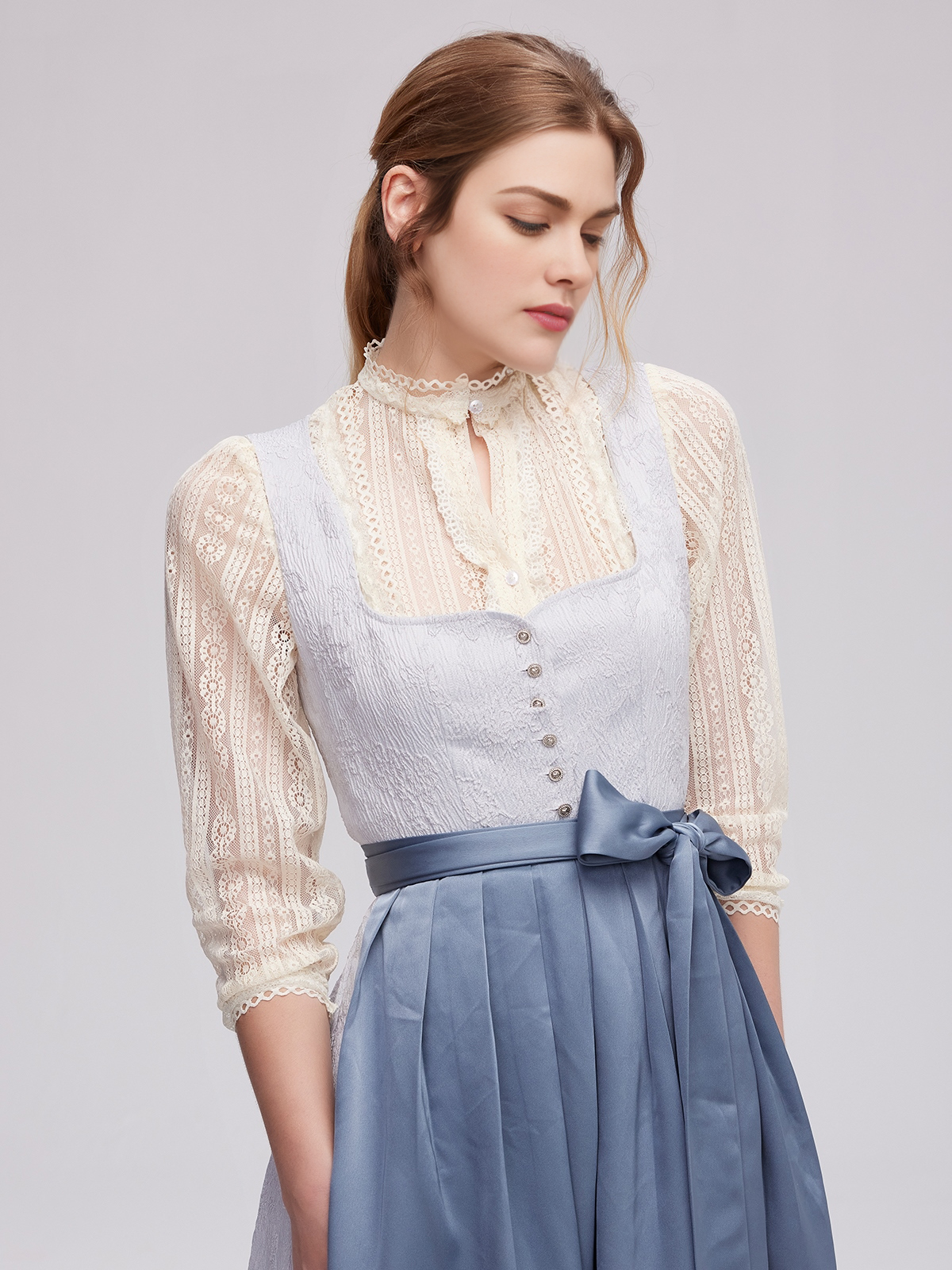 Dirndl in Blau mit traditioneller Schürze