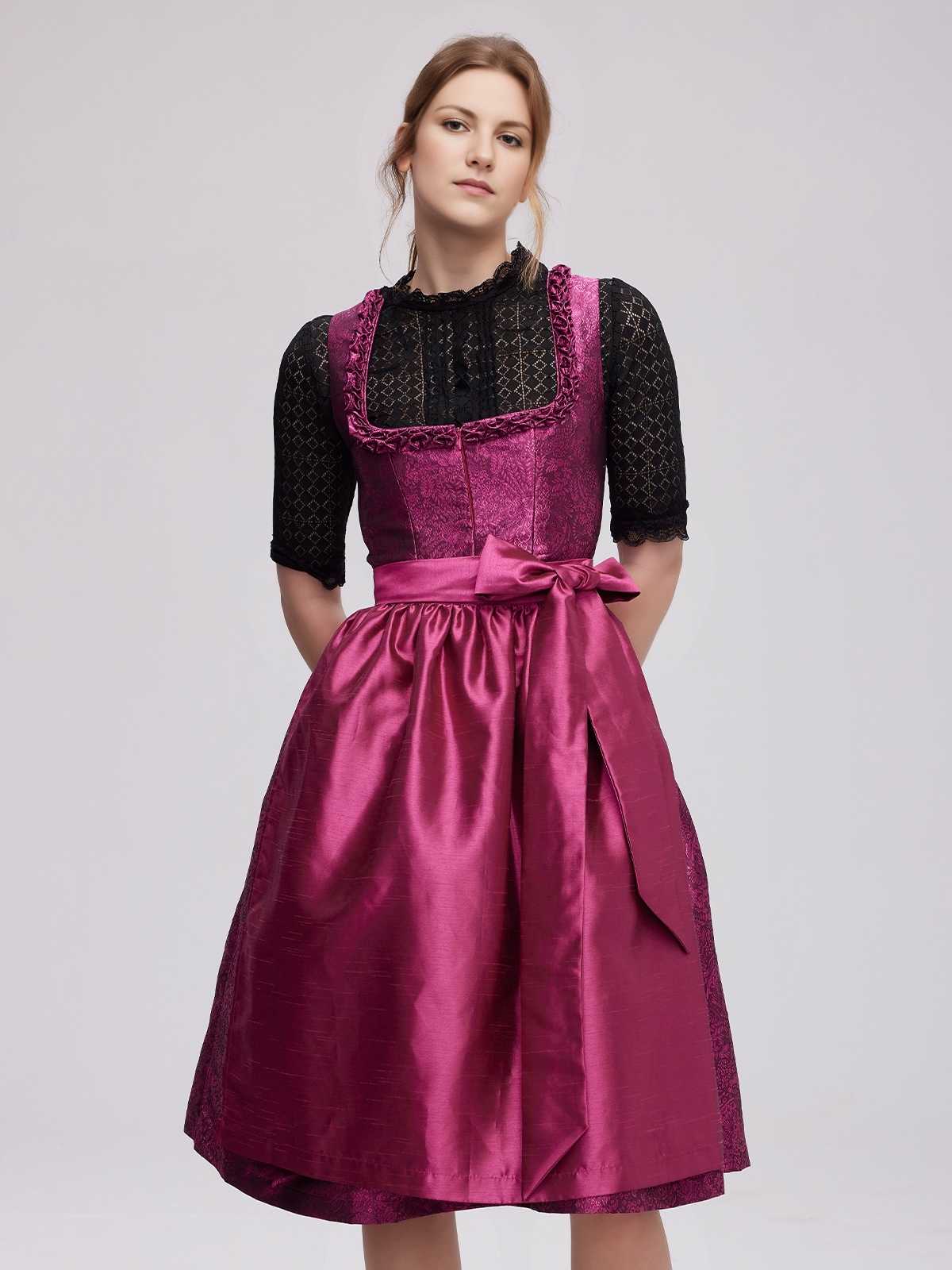 Modernes pinkes Dirndl mit floralen Details