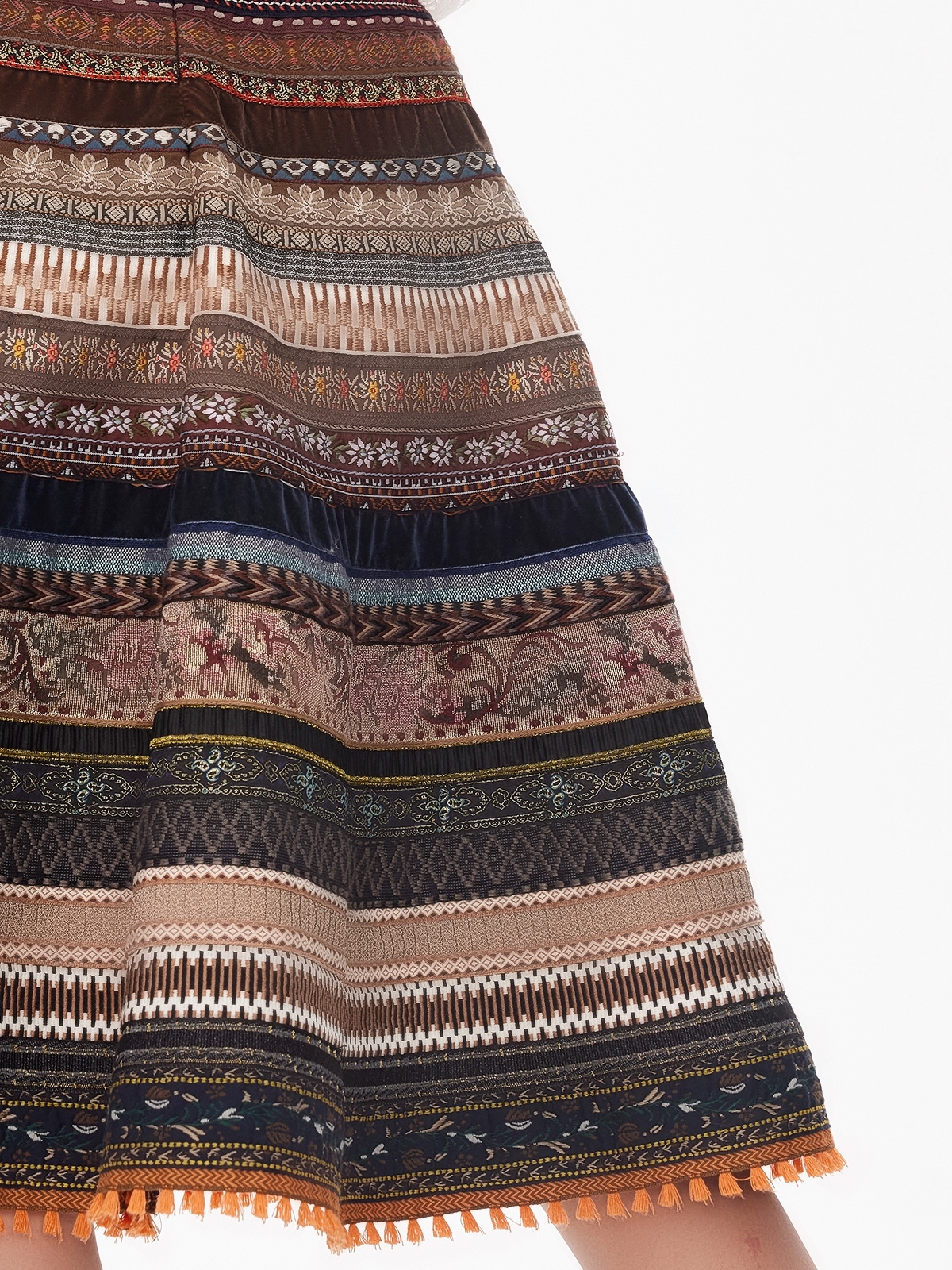Schwarzes Dirndl mit eleganter Schürze