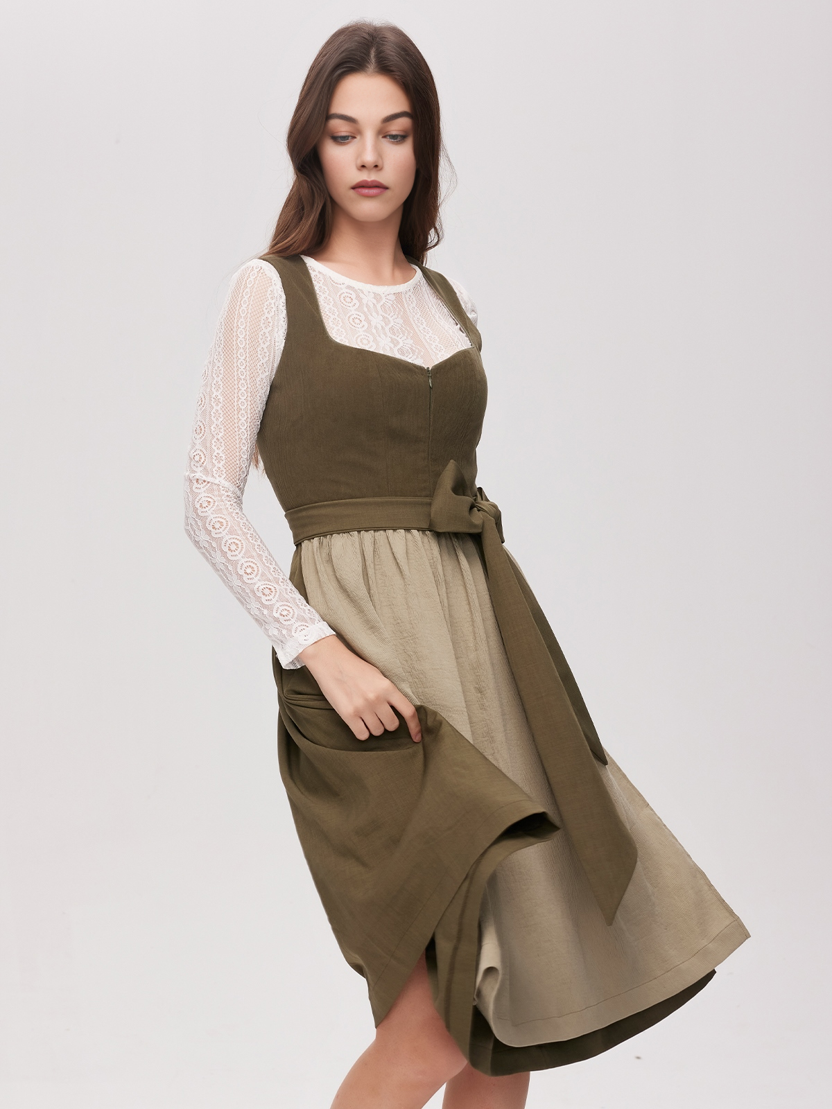 Dirndlbluse in Grün mit traditionellem Design