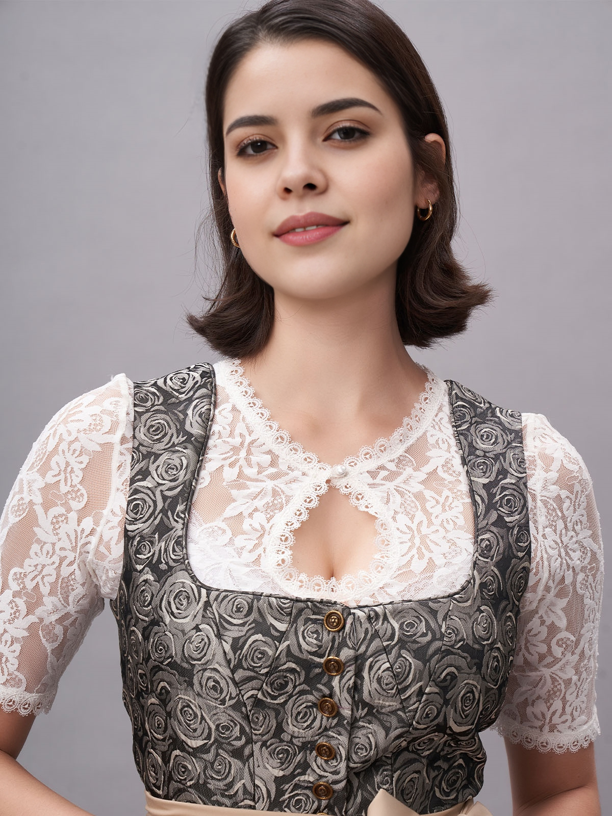 Beige Dirndl mit modernem Schnitt