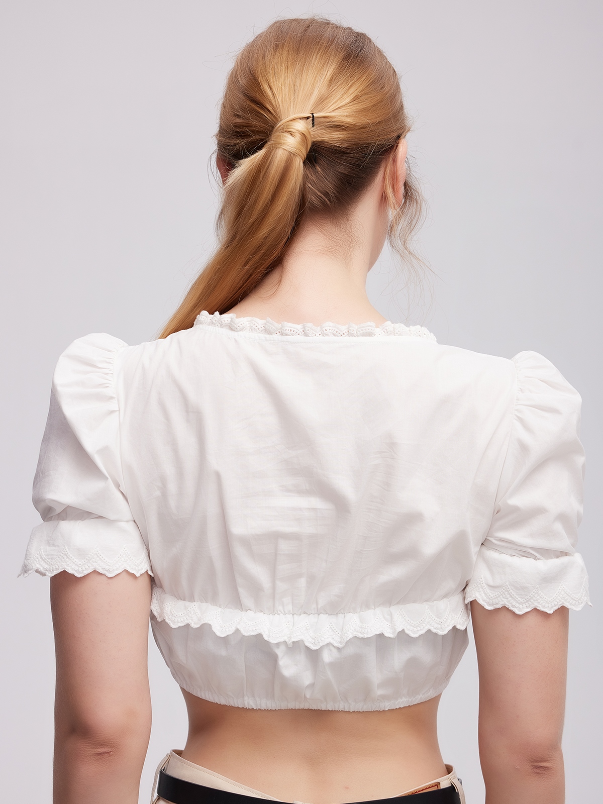 Schwarzes Dirndl mit weißer Bluse – perfekt für festliche Anlässe