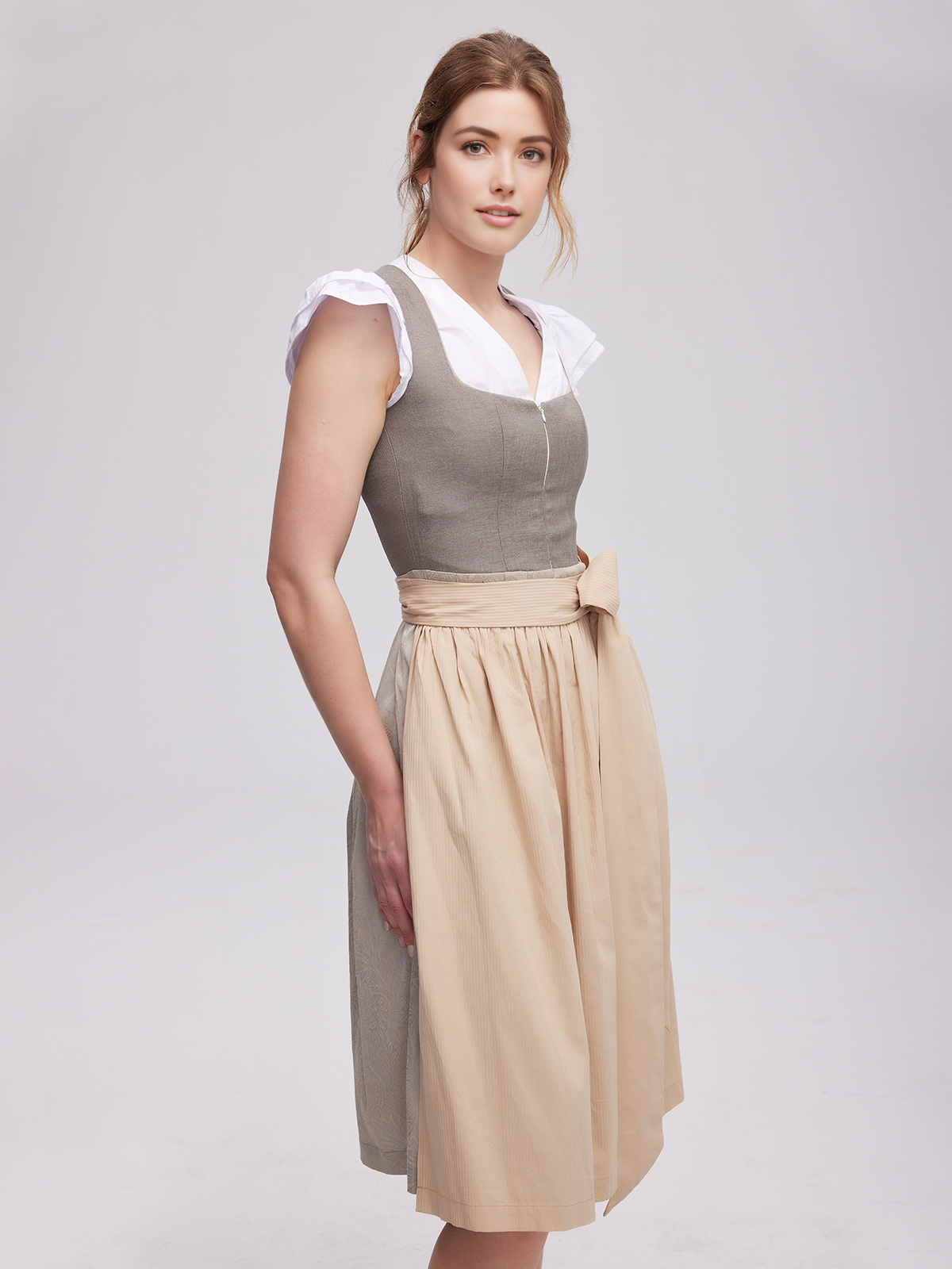 Schwanger im grauen Dirndl – stilvoll und bequem