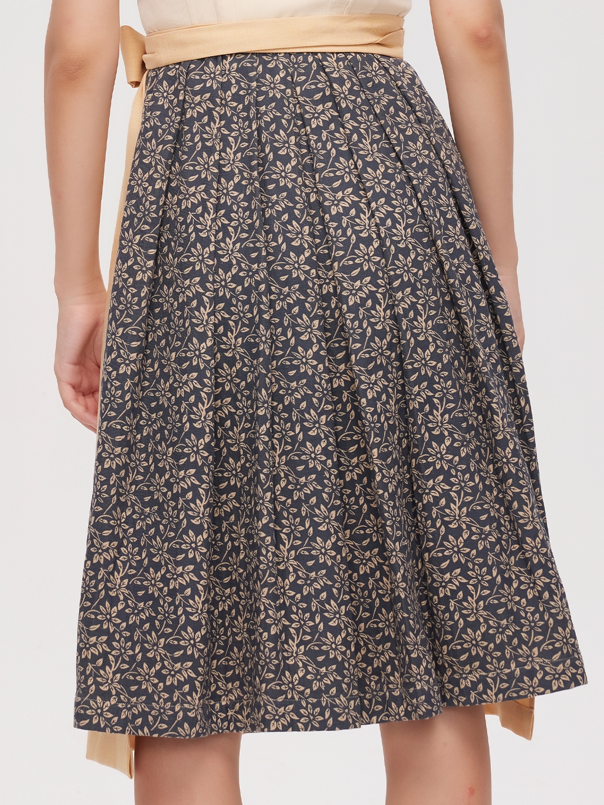 Dunkelrot Dirndl mit eleganter Schürze