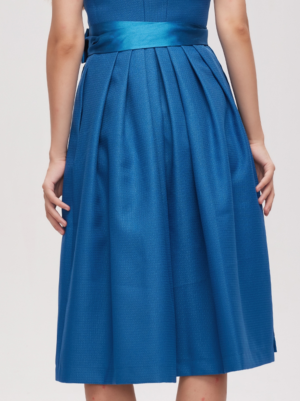 Modernes Dirndl in blau und braun