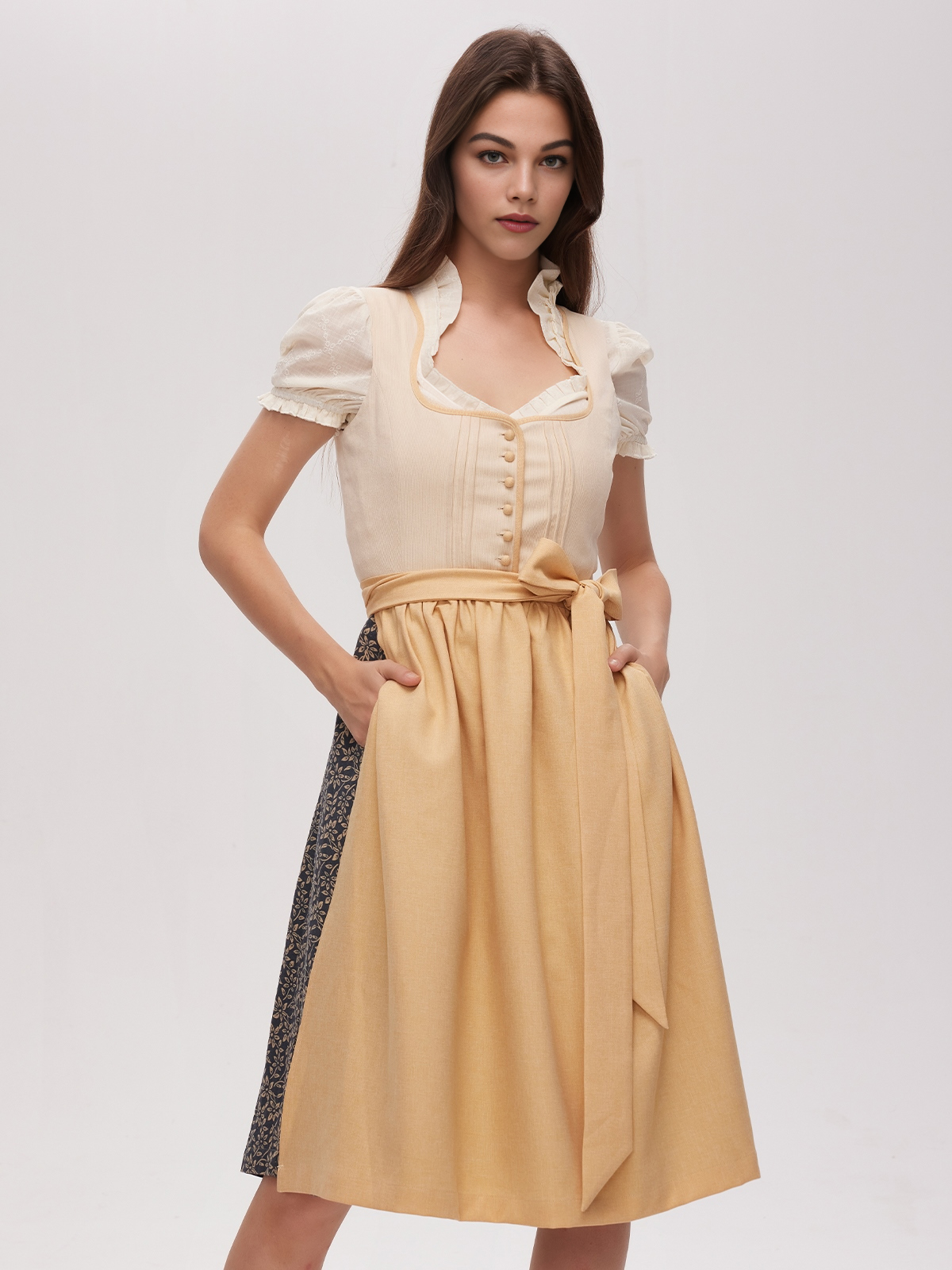 Dirndl Beige Samt in eleganter Ausführung