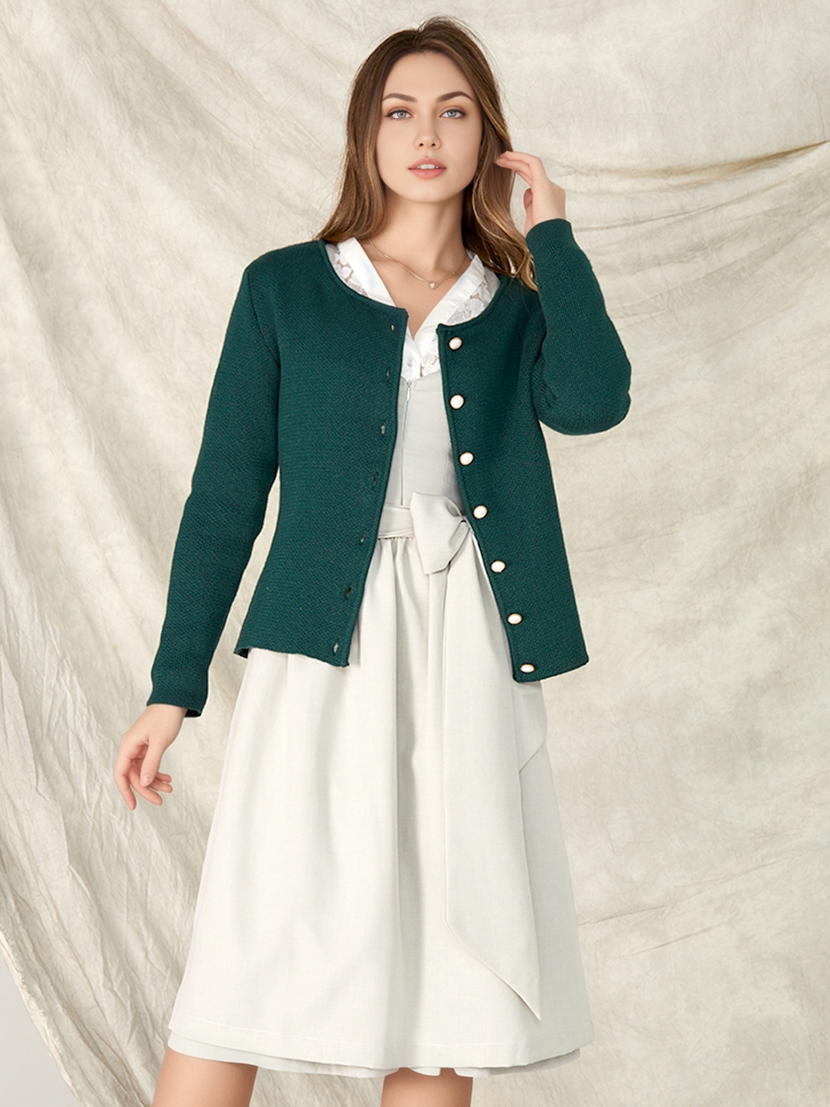 Ein modernes Dirndl in Grün mit floralen Stickereien
