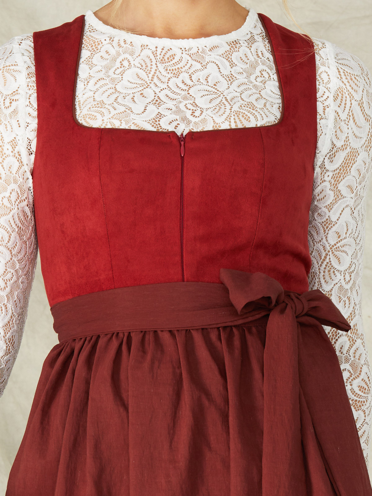 Dirndl in Rot und Blau – ein Blickfang auf jedem Fest
