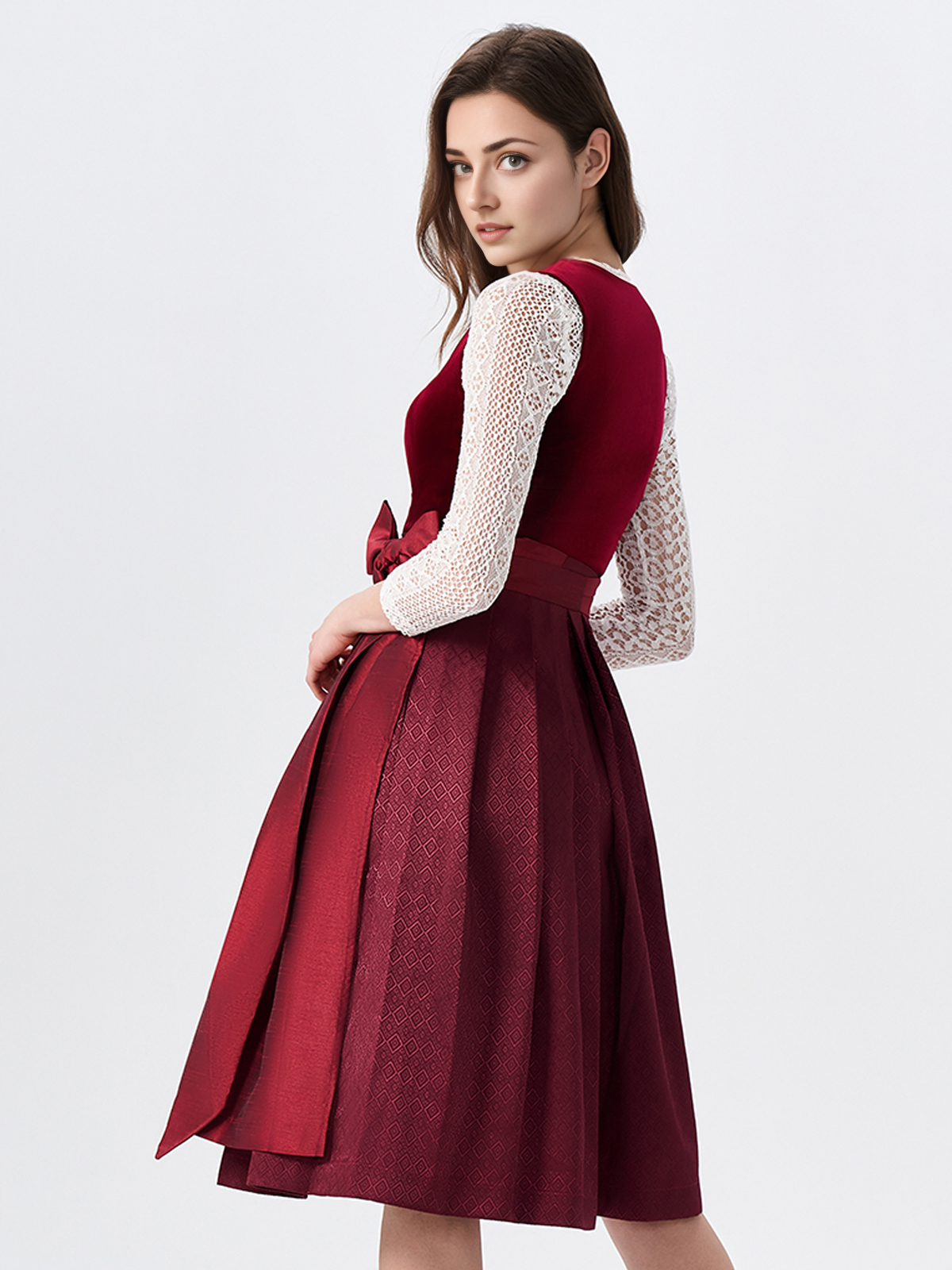 Modernes rotes Dirndl mit figurbetonter Silhouette