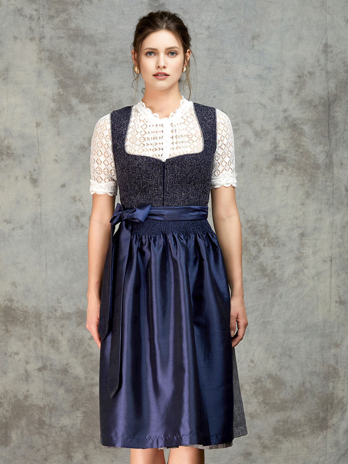 Modernes blaues Dirndl mit floralen Details