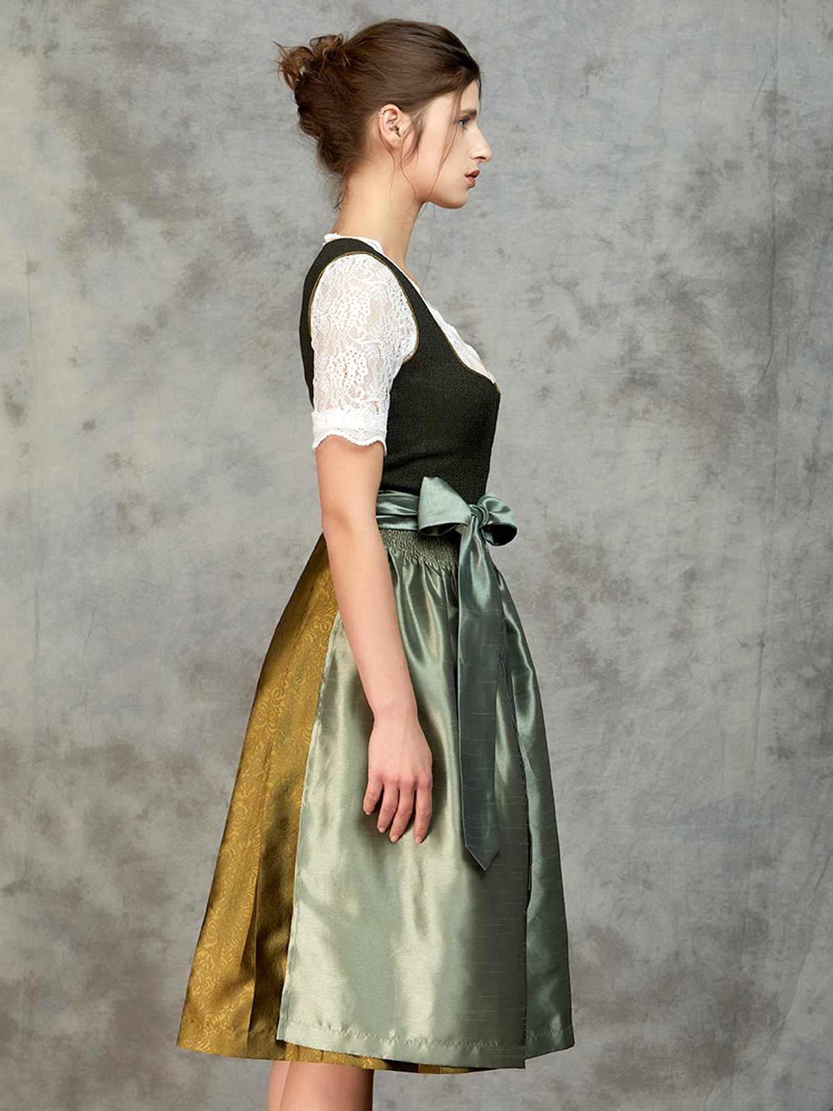 Modernes grünes Dirndl mit floralen Details