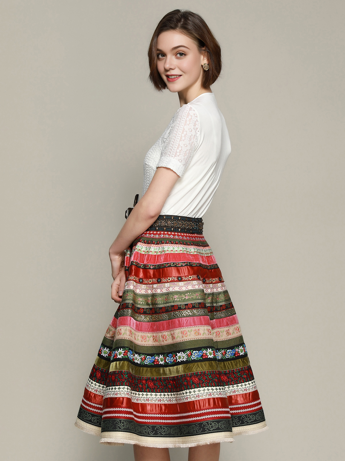 Modernes dunkelgrünes Samt-Dirndl mit floralen Applikationen