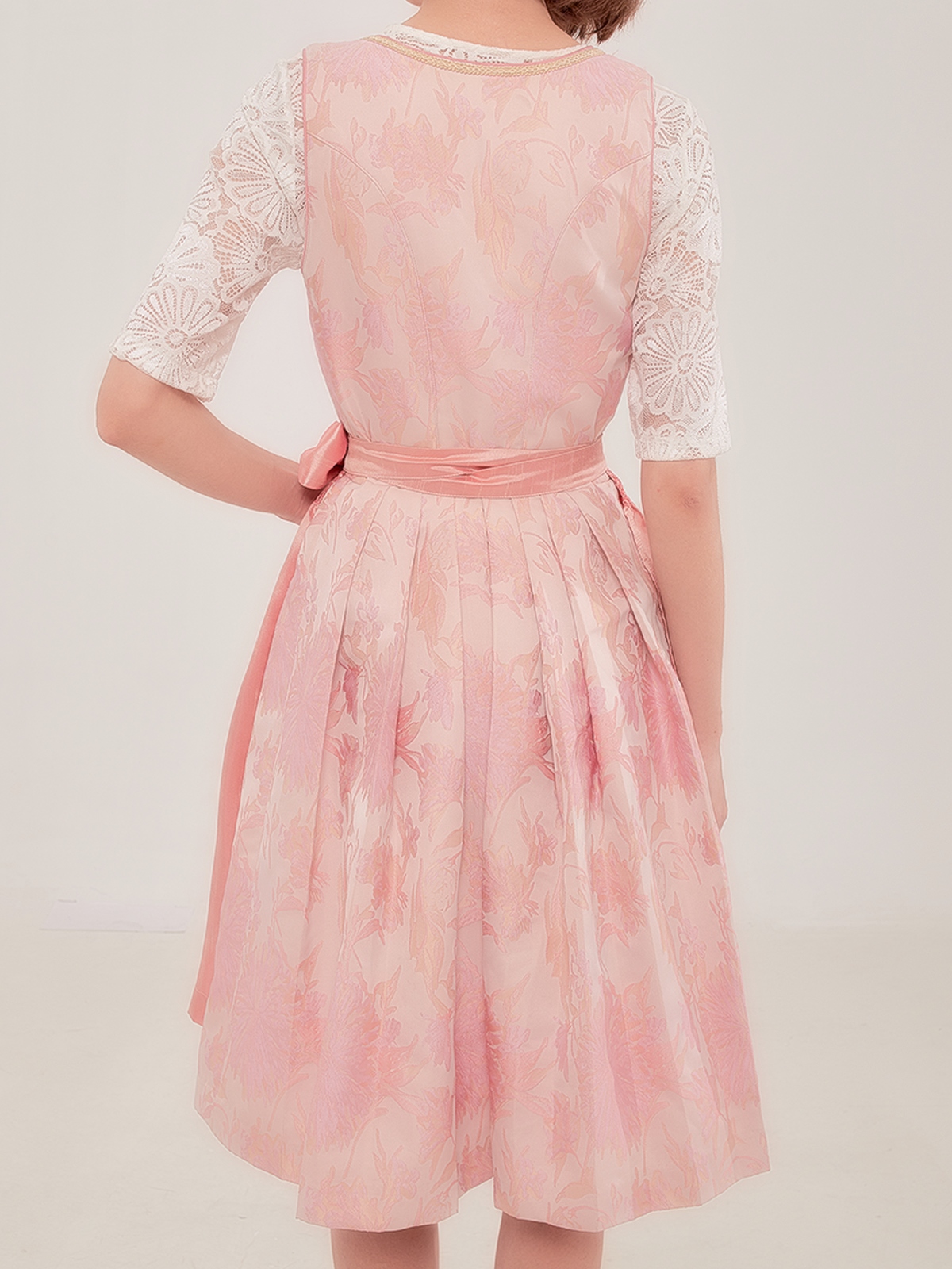 Dirndl in Rosa mit floralen Details