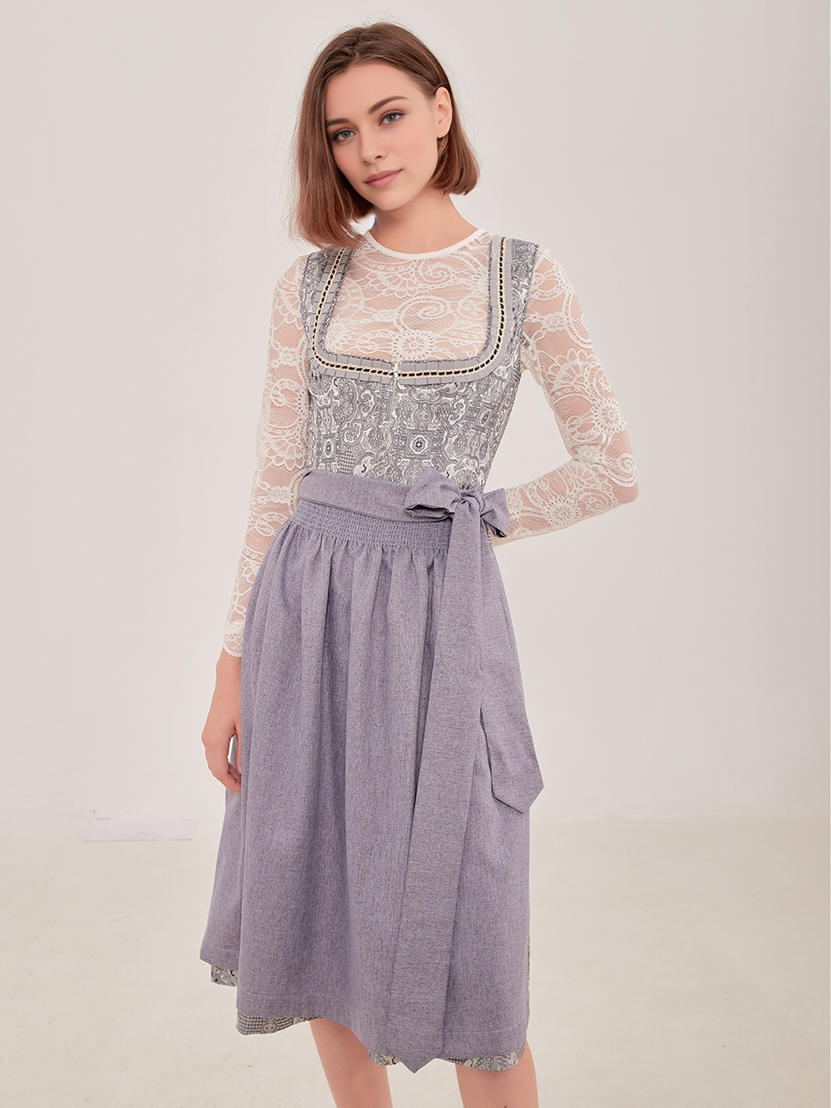 Graues Dirndl mit floralen Details