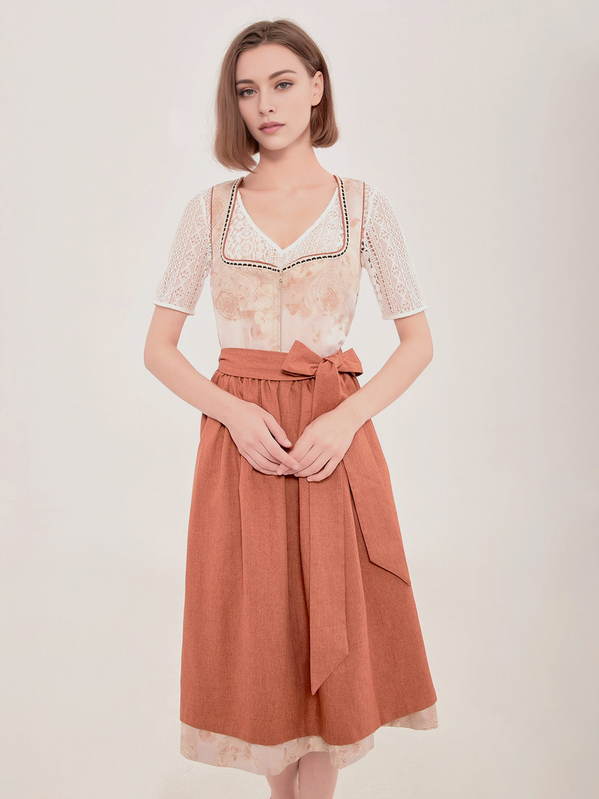 Modernes reduziertes Dirndl in Braun