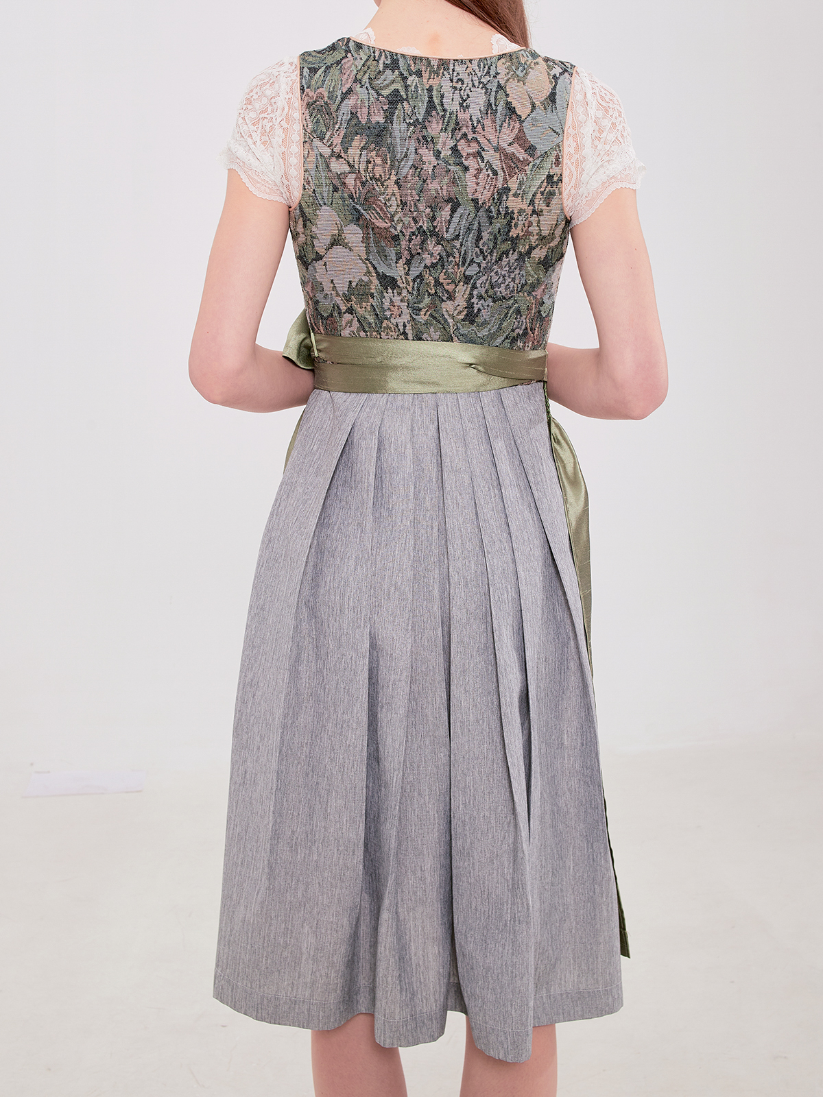 Dirndl beige samt in perfekter Passform