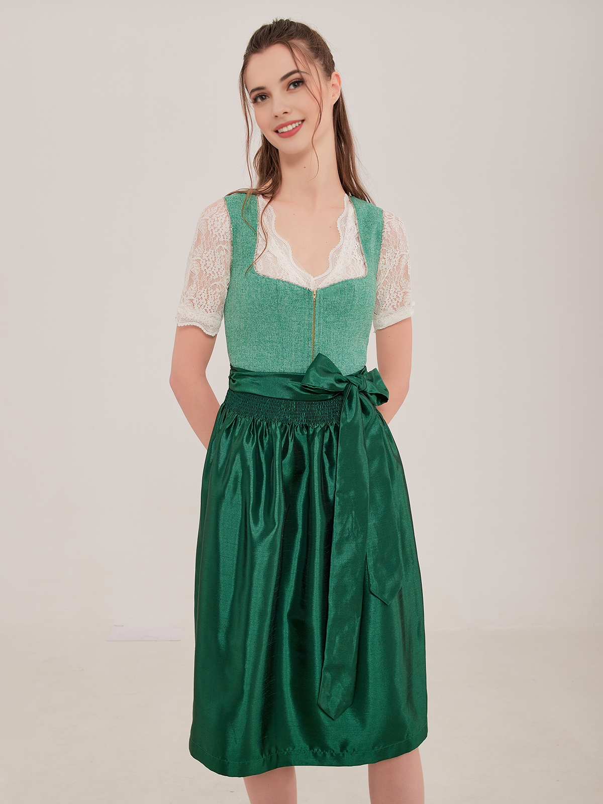 Dirndl in Blau mit floralen Details