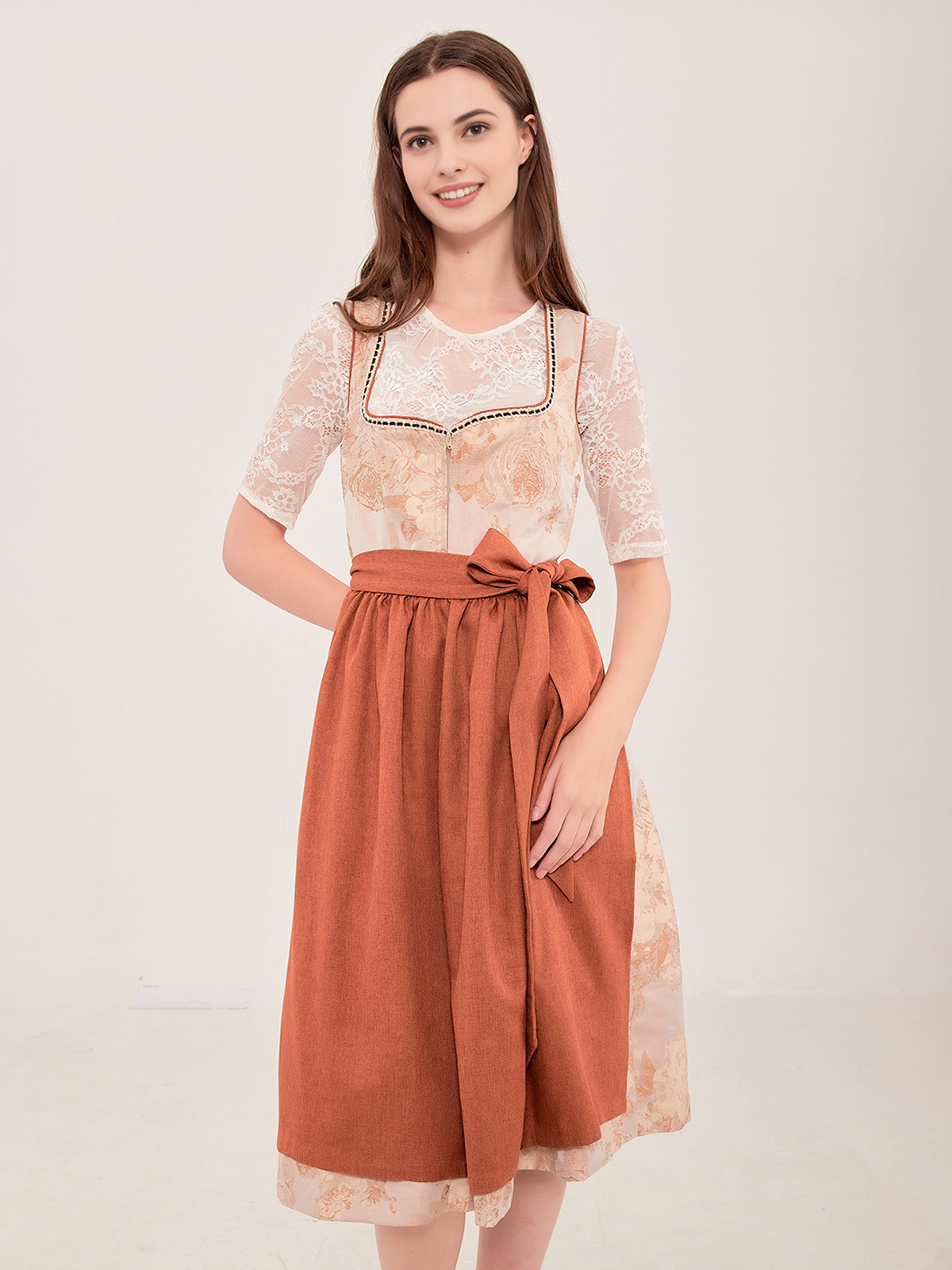 Brombeerfarbenes Dirndl in eleganter Ausführung