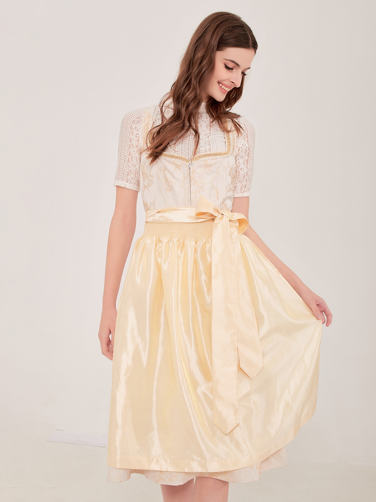 Ein elegantes blaues Dirndl mit feiner Stickerei