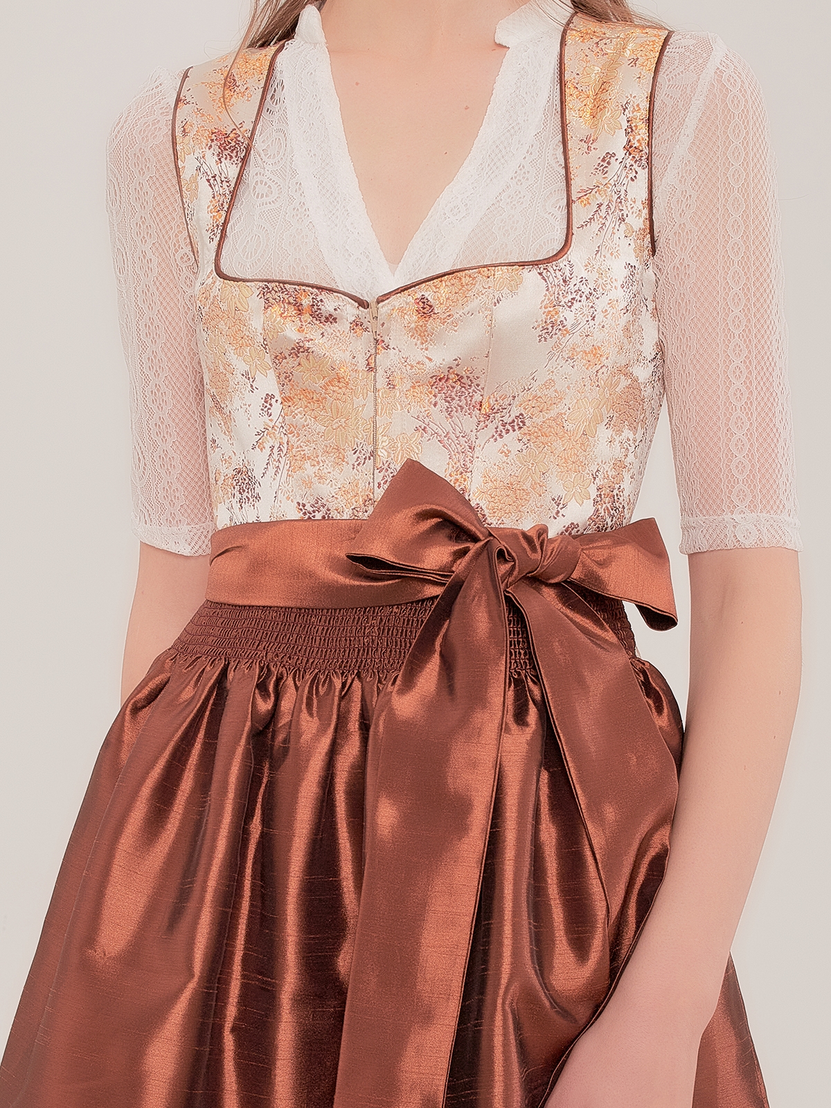 Hellblaues Dirndl mit zarten Details