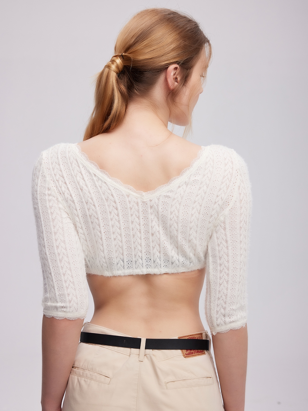 Modernes Dirndl in Weiß mit taillierter Silhouette