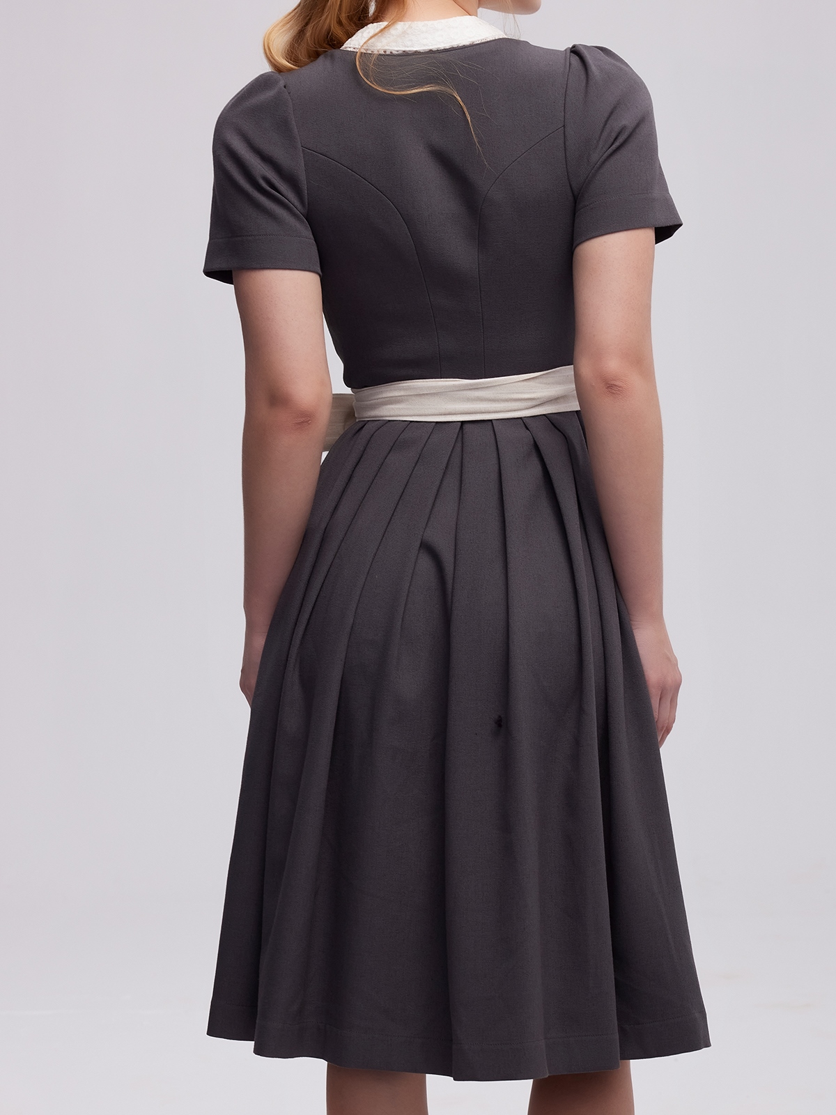 Modernes graues Dirndl mit femininem Schnitt