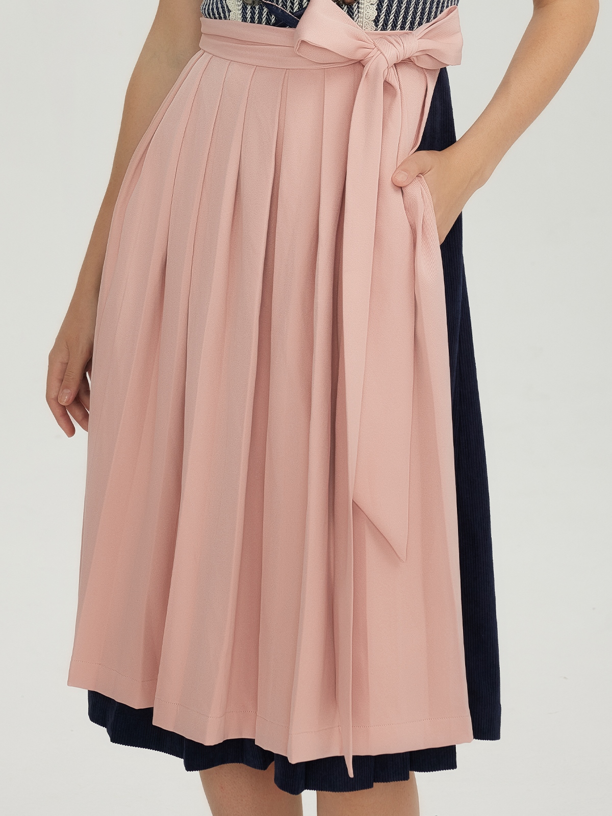 Stylisches blaues Dirndl mit floraler Schürze