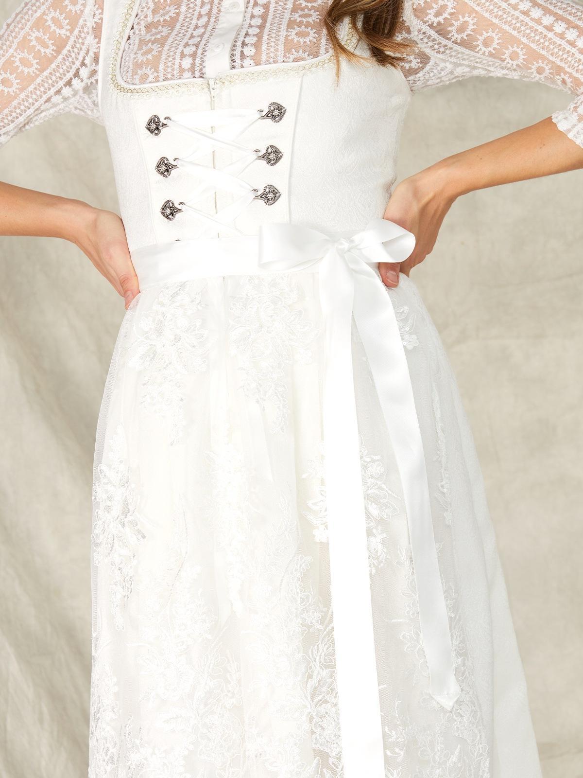 Traditionelles Dirndl in Weiß mit feinen Details