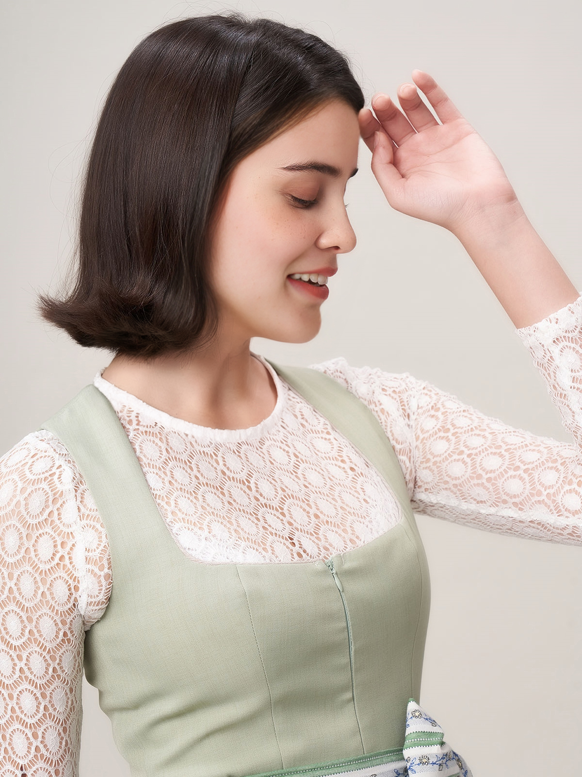 Braunes Dirndl mit grüner Schürze