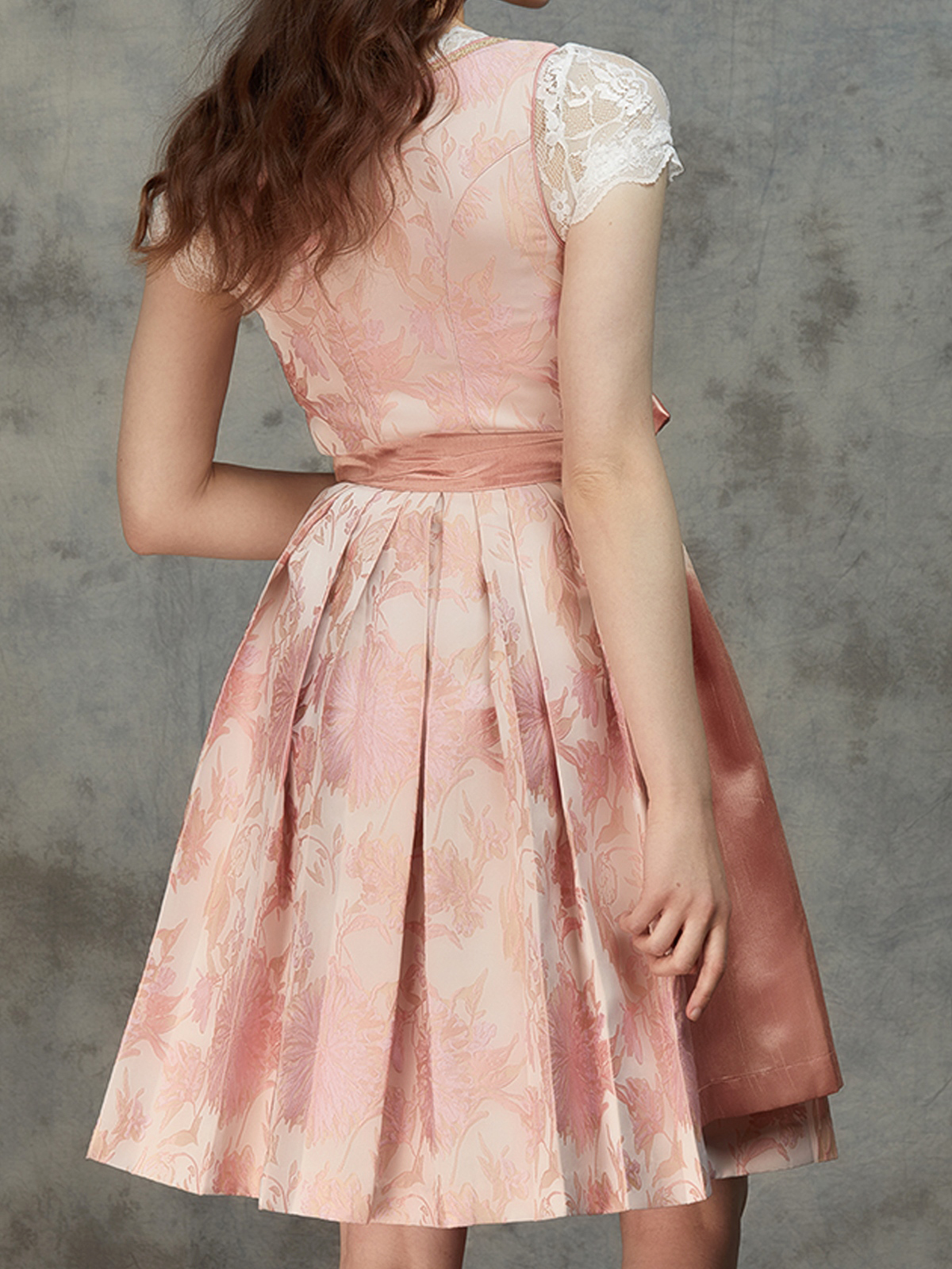 Dirndl in Rosa mit femininen Details