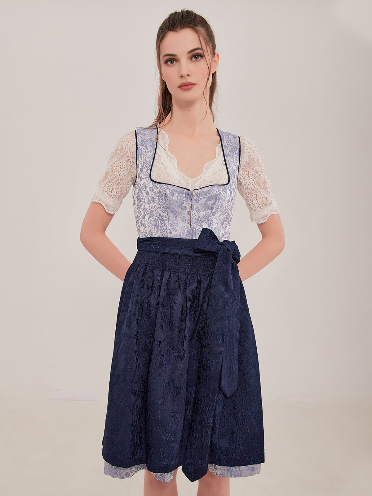 Modernes Dirndl in Blau mit urbanem Stil