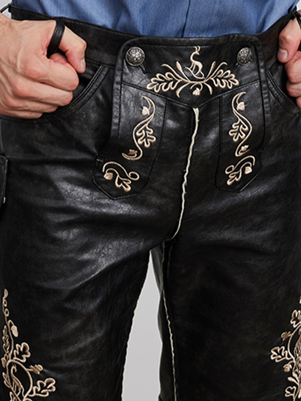 Modernes Dirndl in schwarz mit rotem Detail